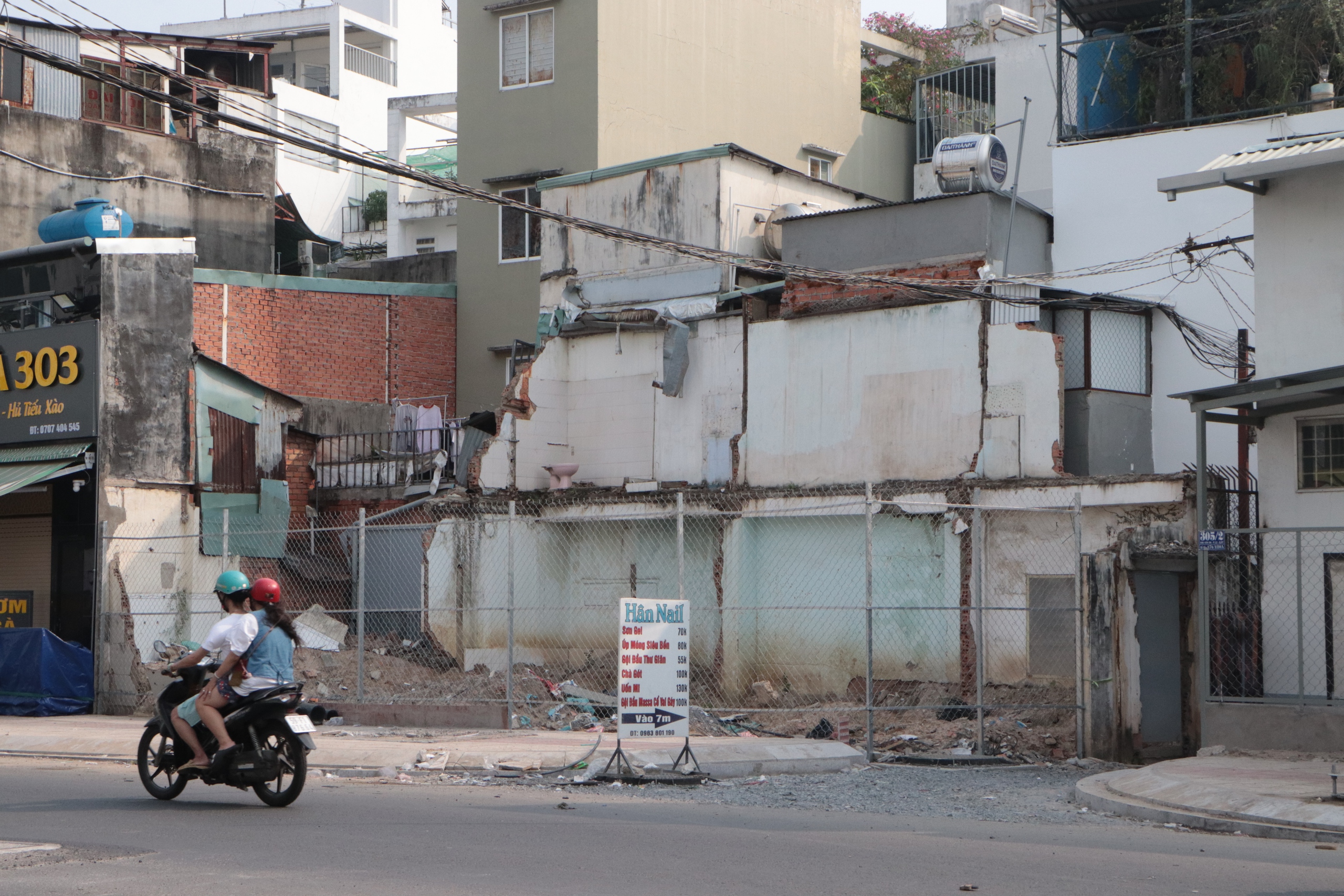 Đường Chu Văn An sắp ho&agrave;n thiện, người d&acirc;n mong sớm di dời trụ điện - Ảnh 2.