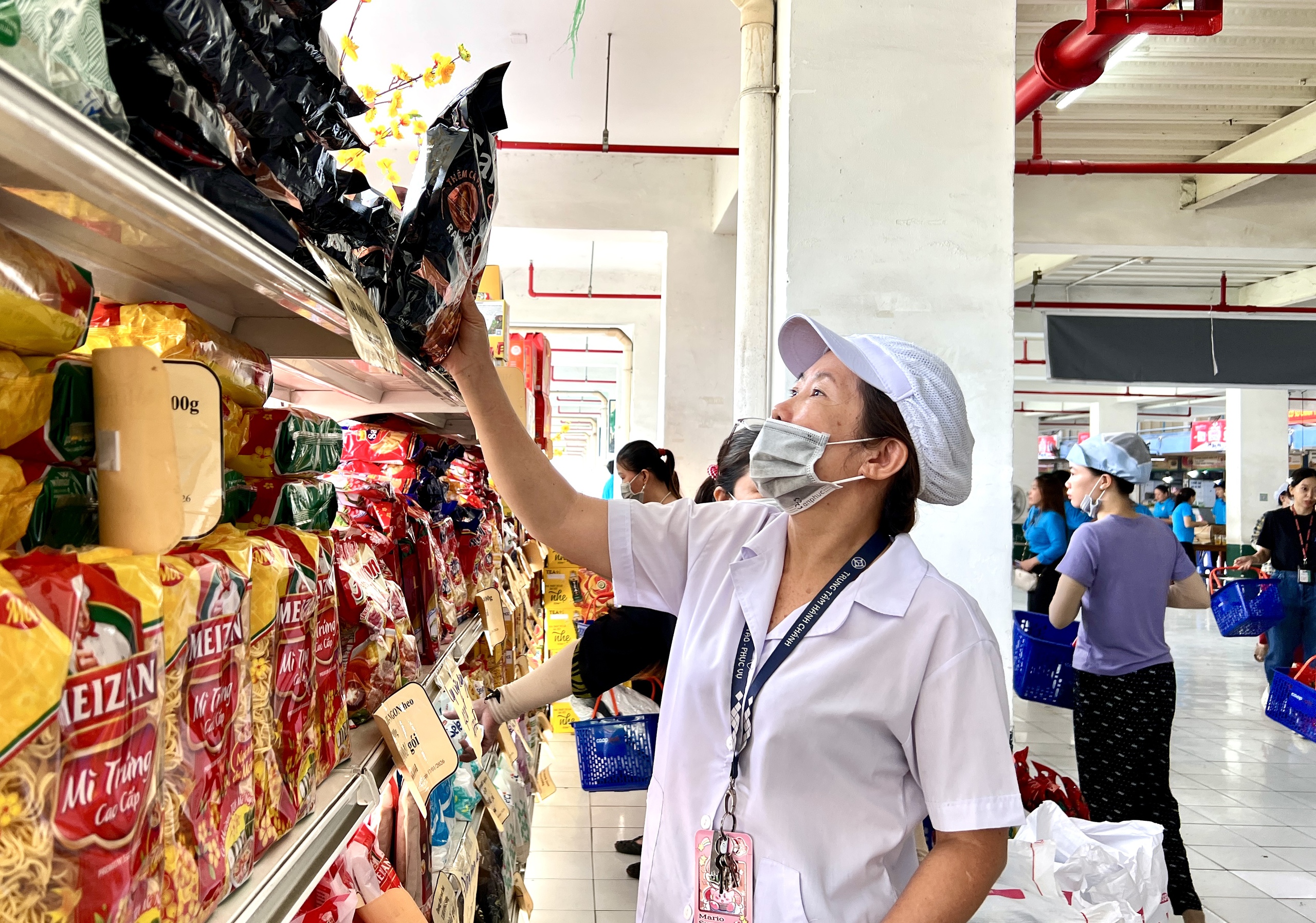 Công ty PouYuen tổ chức chương trình sắm tết cho công nhân với mã giảm giá hấp dẫn - Ảnh 2.