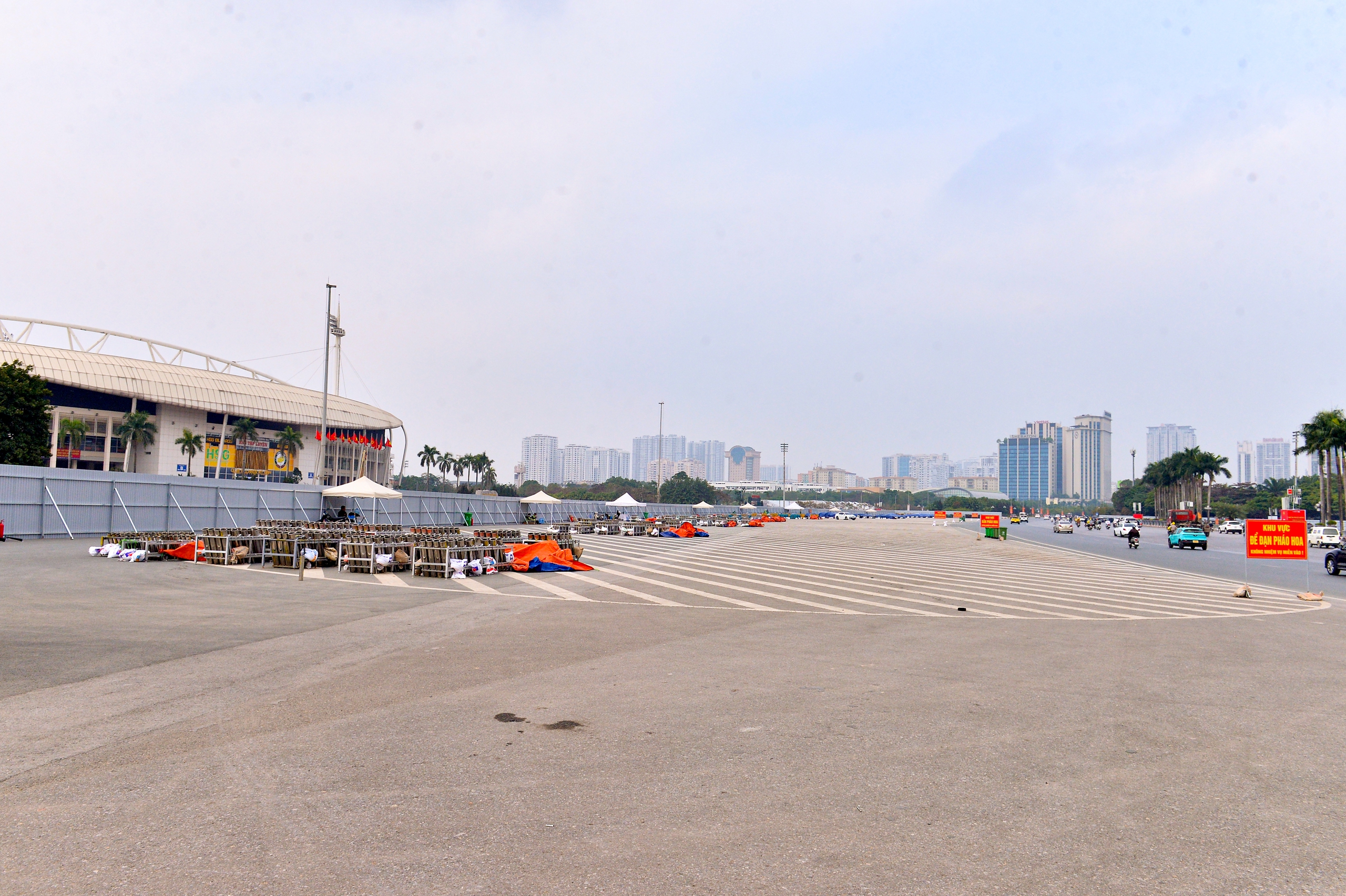 Cận cảnh trận địa 4.600 quả pháo hoa chào mừng Đại hội XIV của Đảng - Ảnh 2.