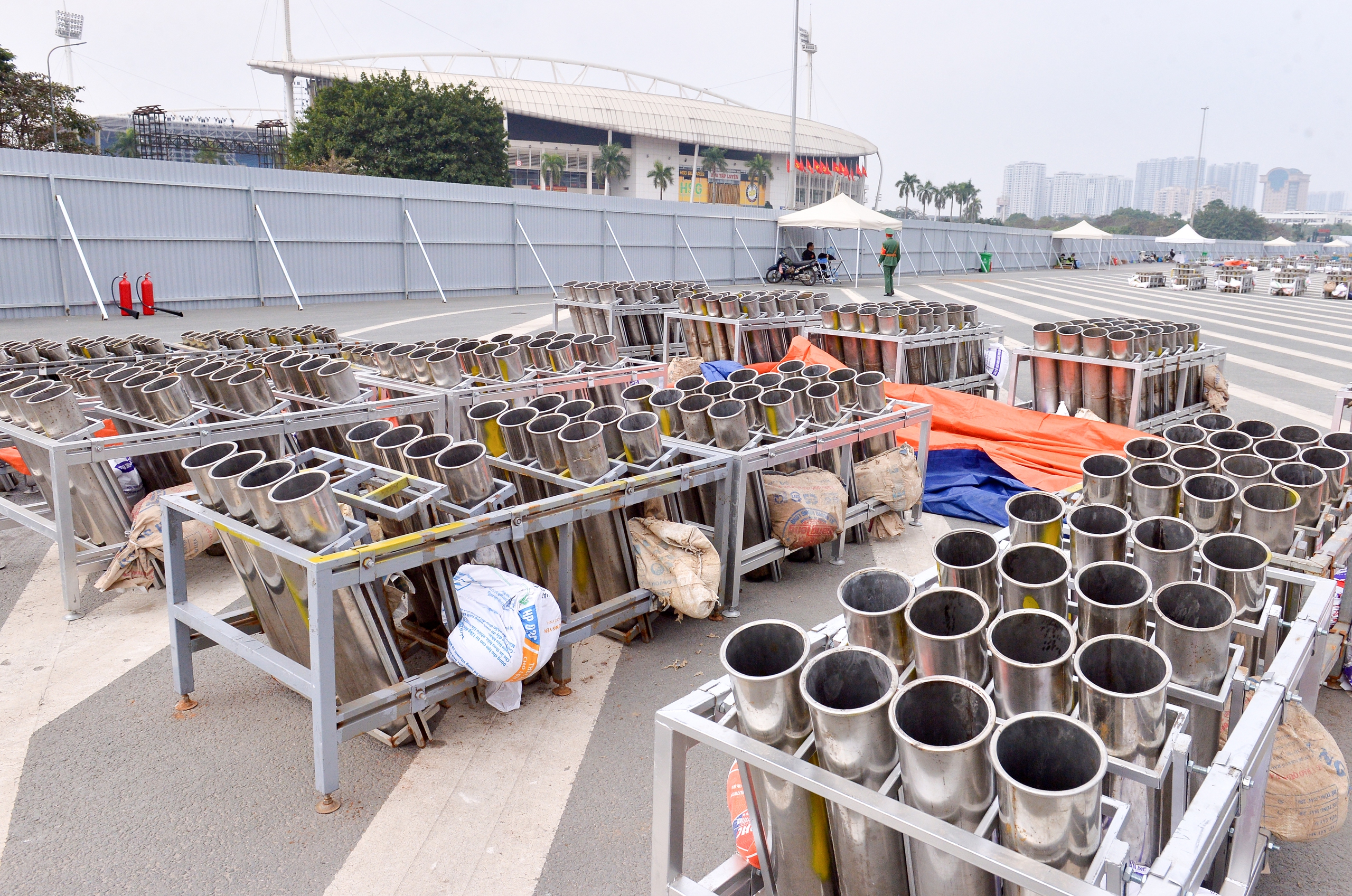 Cận cảnh trận địa 4.600 quả pháo hoa chào mừng Đại hội XIV của Đảng - Ảnh 10.