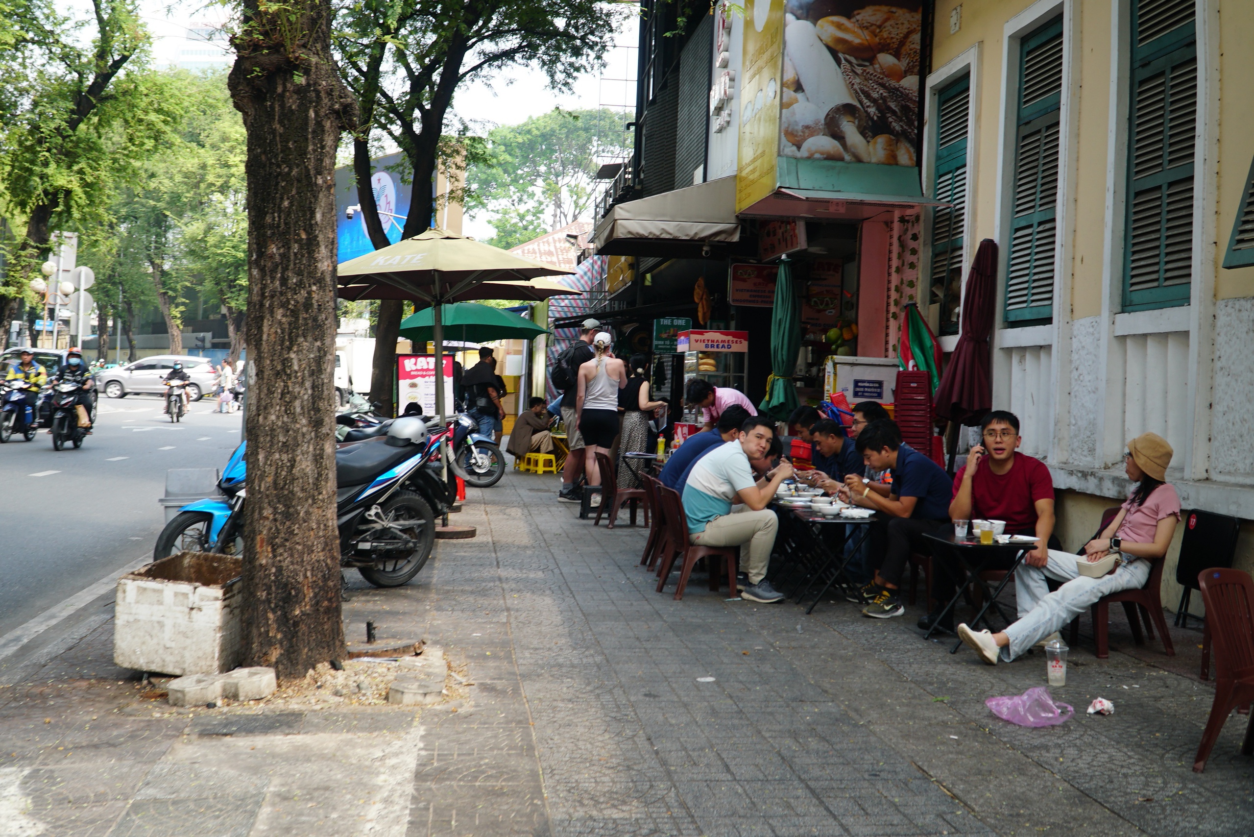 Sau một ng&agrave;y ra qu&acirc;n xử l&yacute; lấn chiếm: Vỉa h&egrave; ở trung t&acirc;m TP.HCM ra sao? - Ảnh 4.