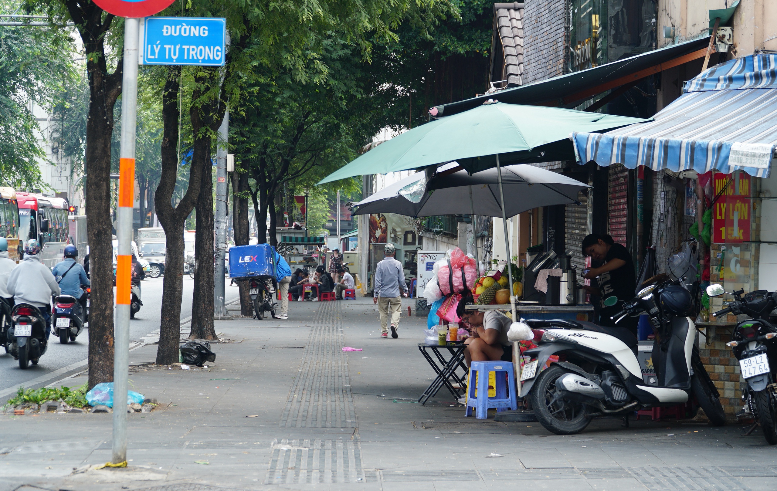 Sau một ng&agrave;y ra qu&acirc;n xử l&yacute; lấn chiếm: Vỉa h&egrave; ở trung t&acirc;m TP.HCM ra sao? - Ảnh 5.
