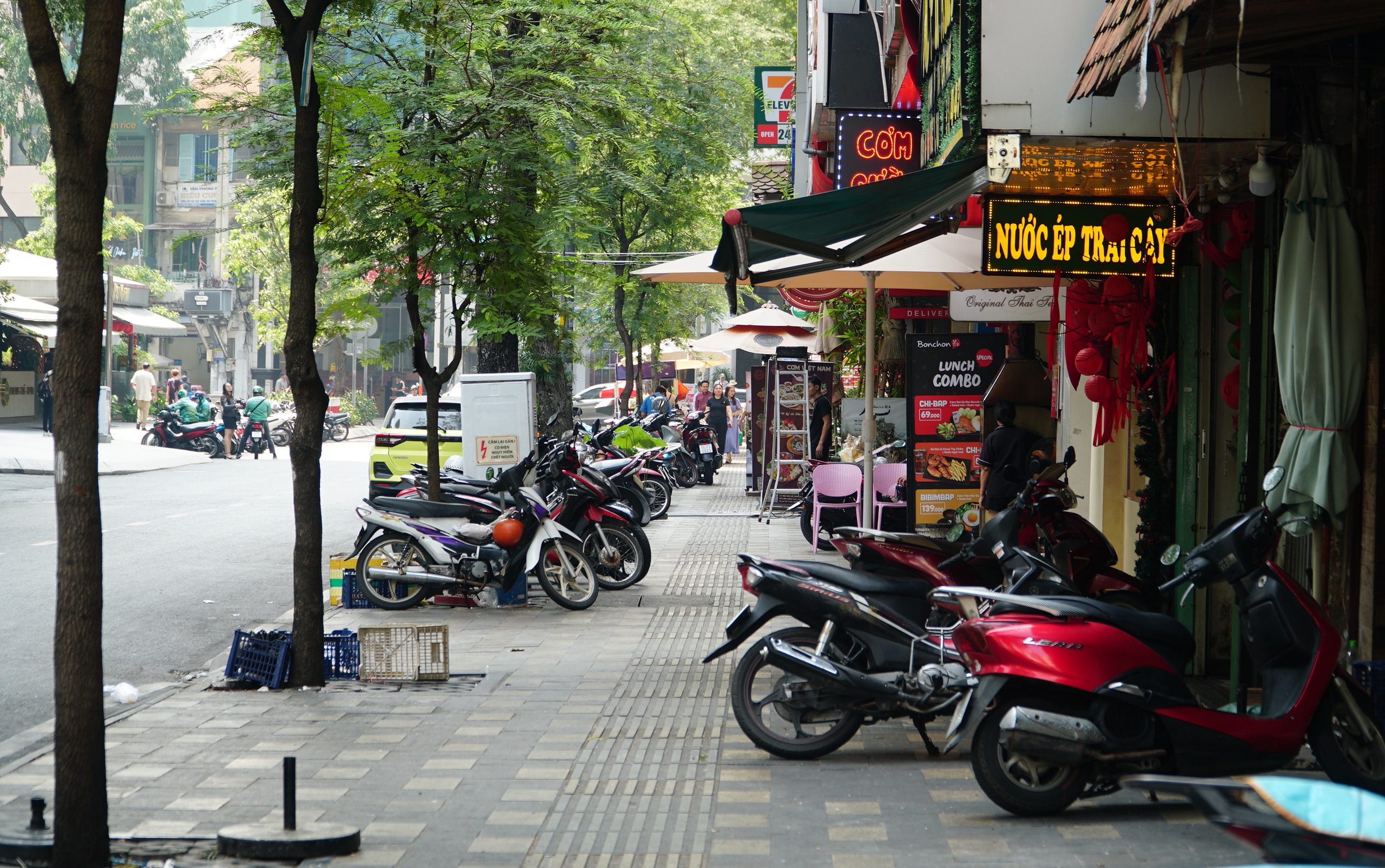 Sau một ng&agrave;y ra qu&acirc;n xử l&yacute; lấn chiếm: Vỉa h&egrave; ở trung t&acirc;m TP.HCM ra sao? - Ảnh 6.