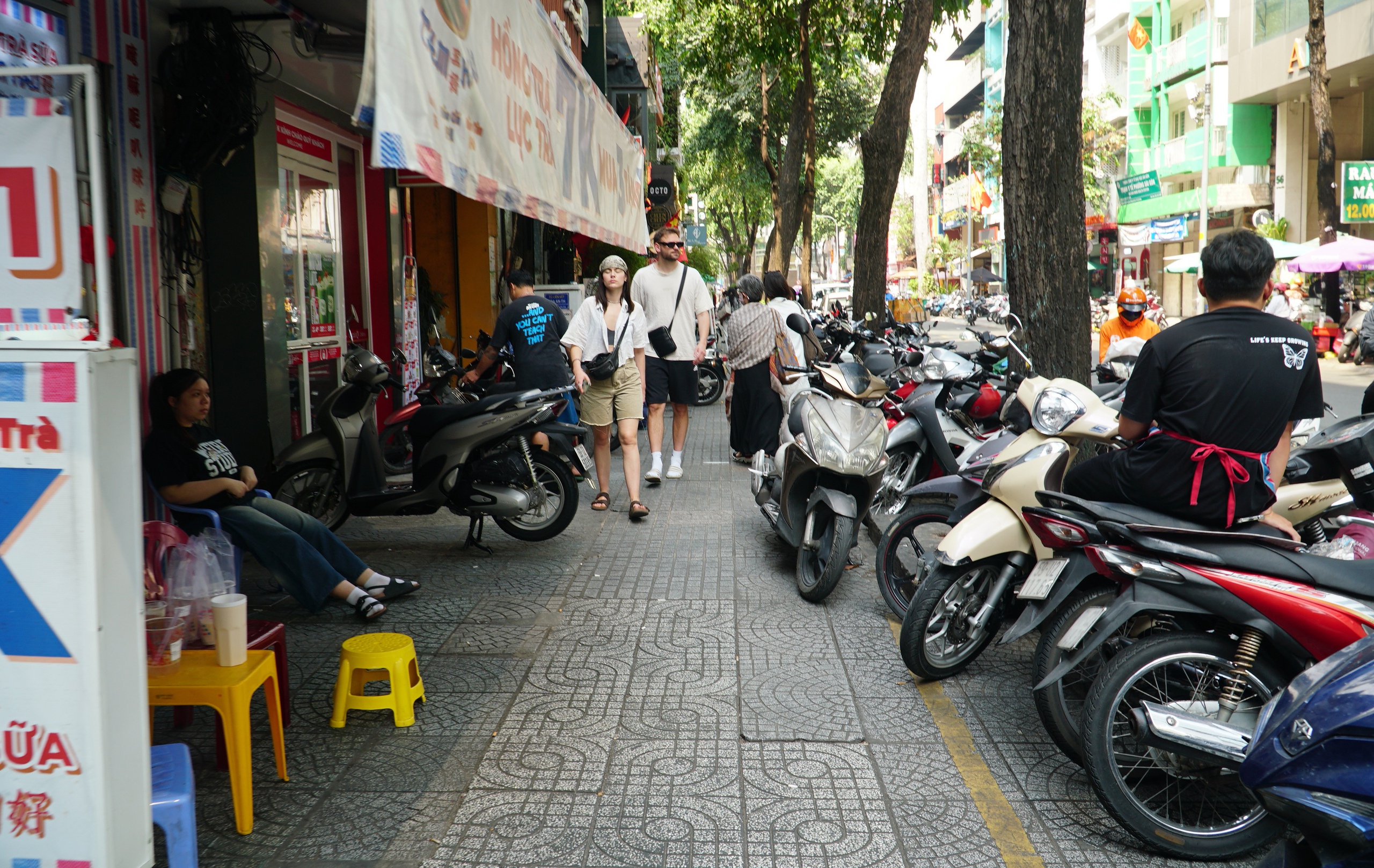 Sau một ng&agrave;y ra qu&acirc;n xử l&yacute; lấn chiếm: Vỉa h&egrave; ở trung t&acirc;m TP.HCM ra sao? - Ảnh 7.