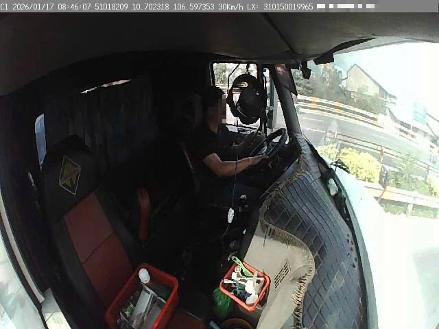 Qua camera buồng lái, CSGT phạt tài xế 5 triệu vì dùng điện thoại khi lái xe  - Ảnh 1.