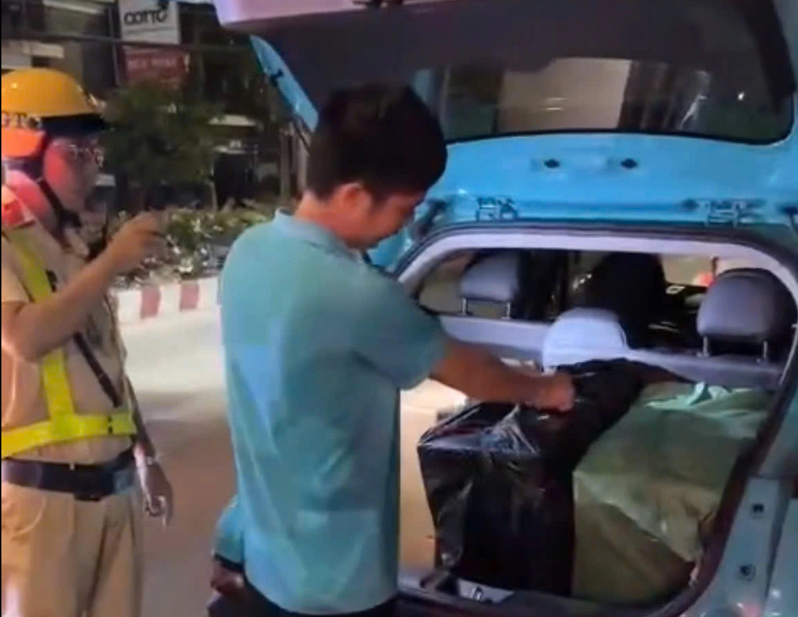 CSGT Tây Ninh bắt quả tang vụ vận chuyển thuốc lá lậu trong đêm- Ảnh 1.