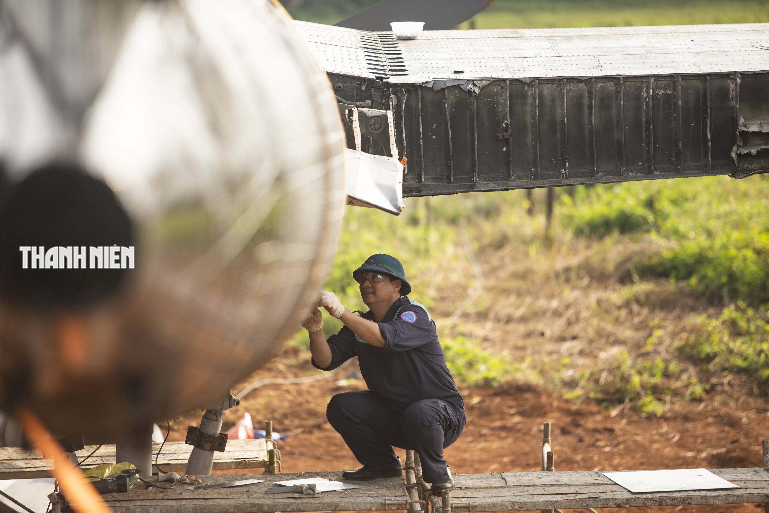 Cận cảnh quá trình lắp đặt máy bay C-119 tại sân bay Tà Cơn- Ảnh 9.