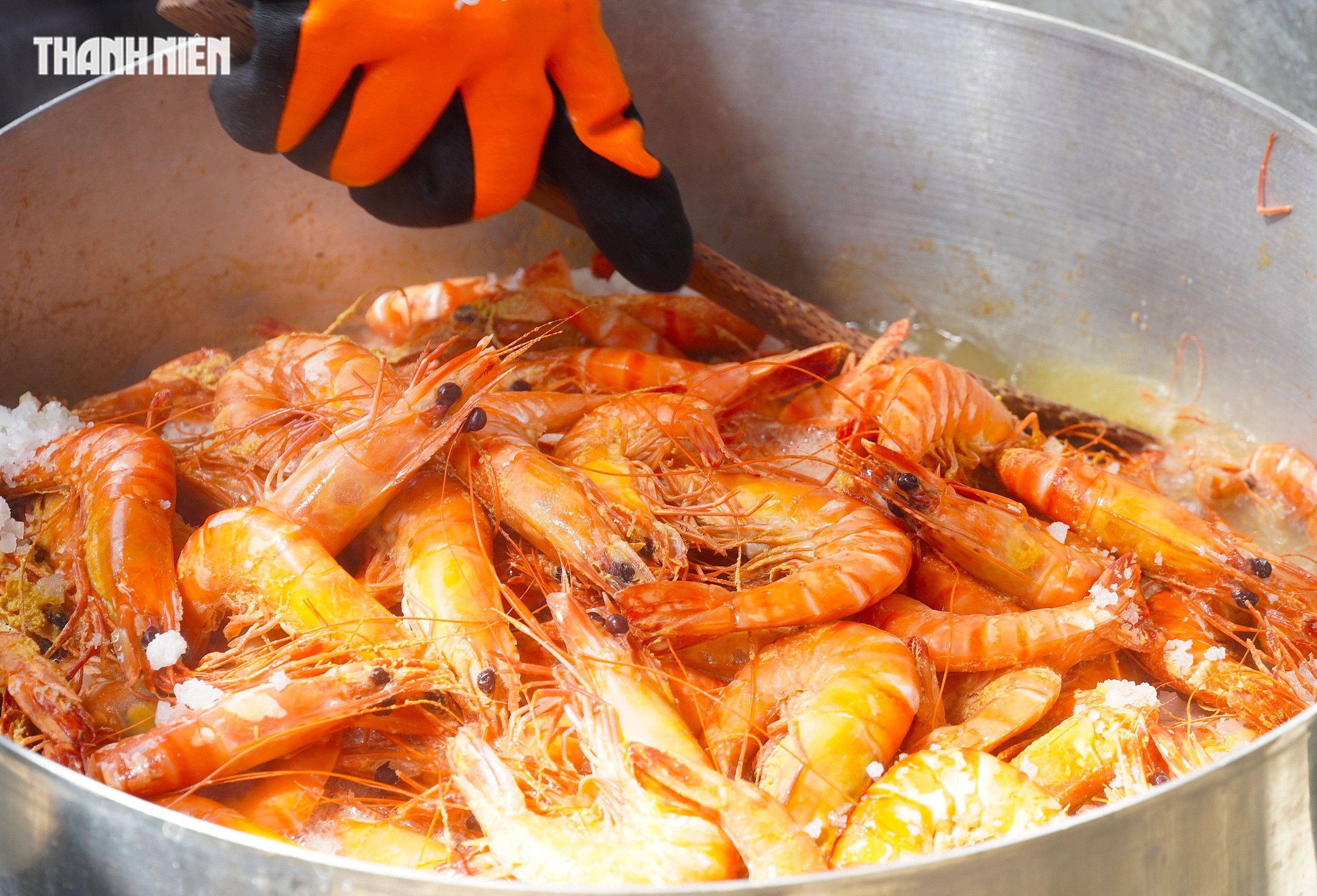 T&ocirc;m s&uacute; kh&ocirc; nguy&ecirc;n vỏ C&agrave; Mau 'ch&aacute;y h&agrave;ng' dịp tết, gi&aacute; 1,5 triệu/kg vẫn h&uacute;t kh&aacute;ch - Ảnh 4.