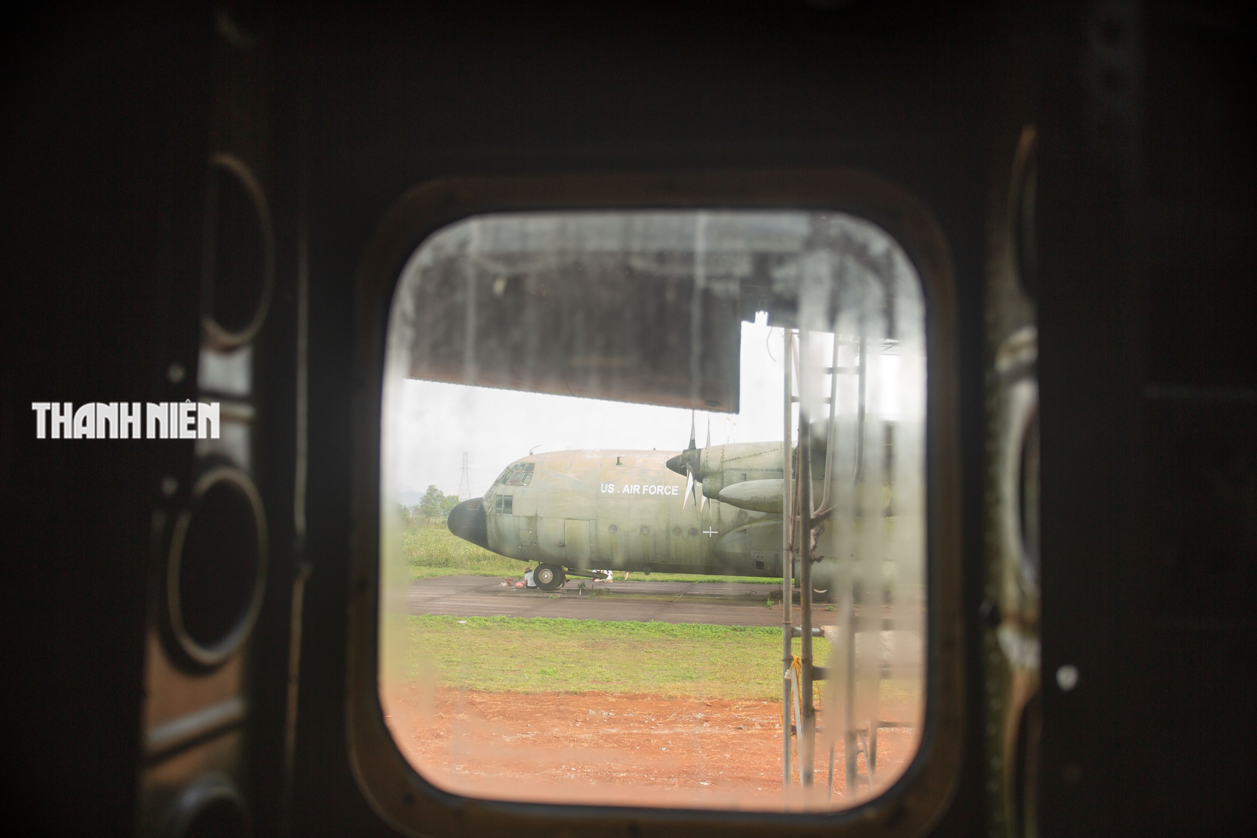 Cận cảnh quá trình lắp đặt máy bay C-119 tại sân bay Tà Cơn- Ảnh 6.