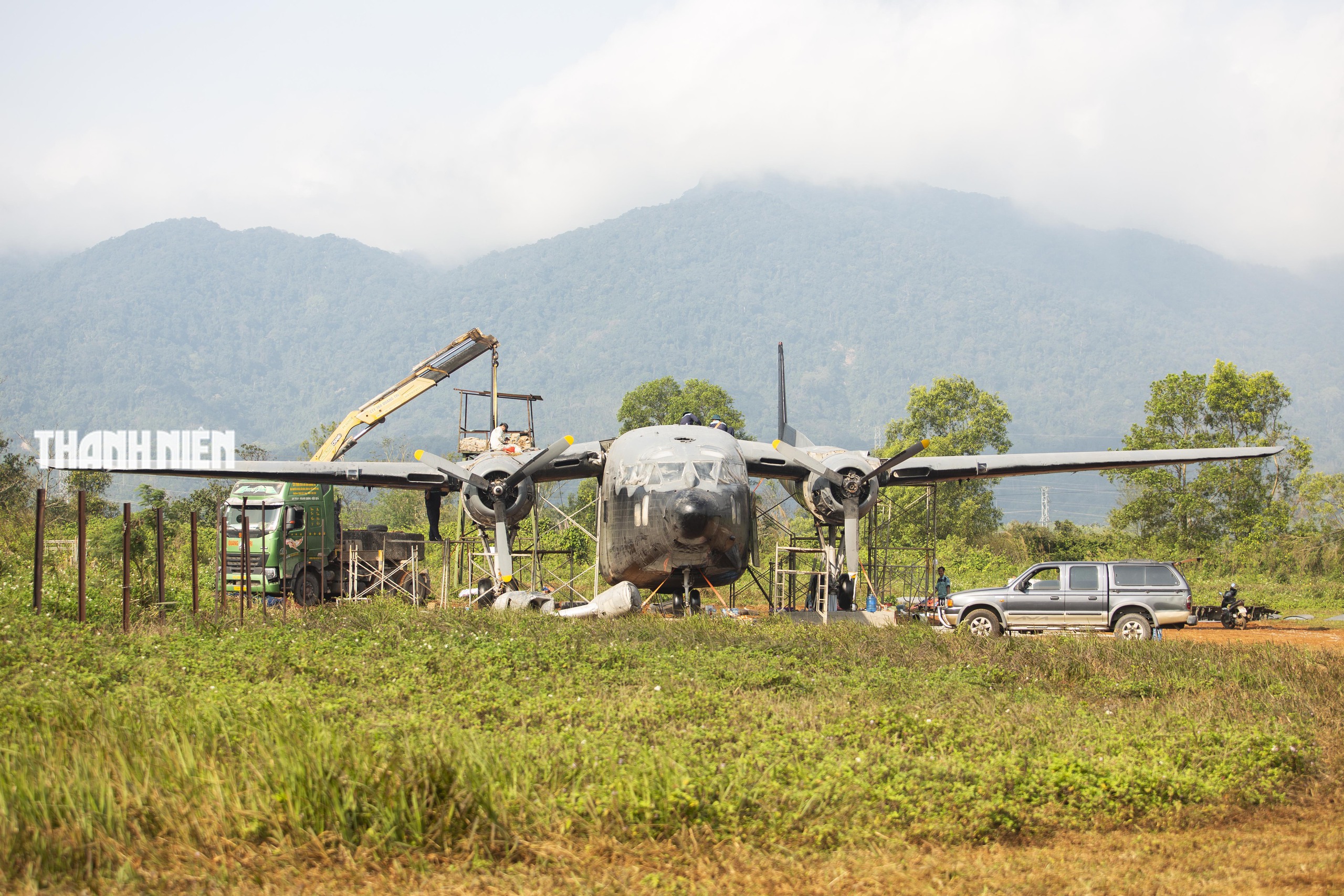 Cận cảnh quá trình lắp đặt máy bay C-119 tại sân bay Tà Cơn- Ảnh 1.