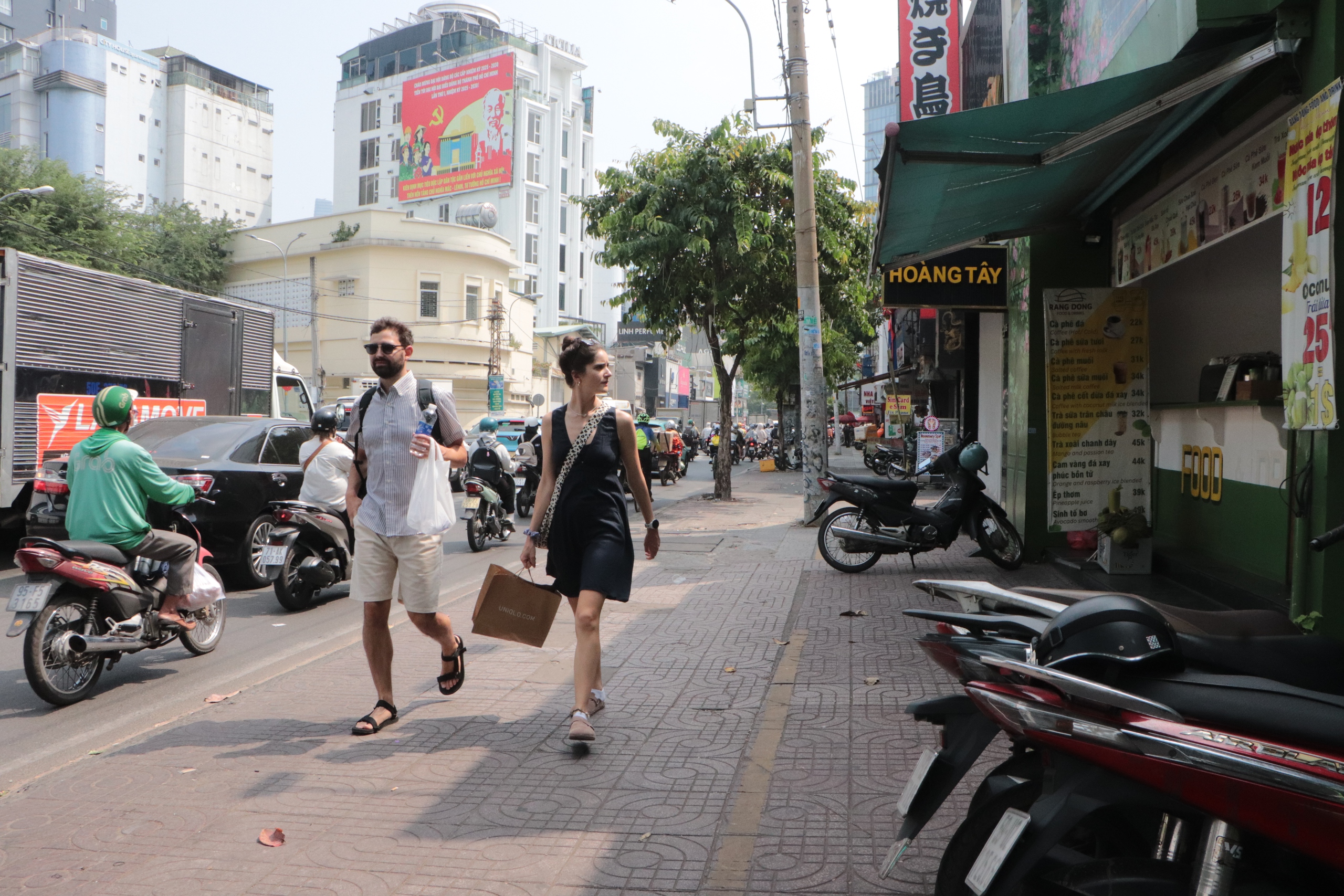 Sau lễ ra qu&acirc;n cao điểm, vỉa h&egrave; trung t&acirc;m TP.HCM th&ocirc;ng tho&aacute;ng r&otilde; rệt - Ảnh 1.