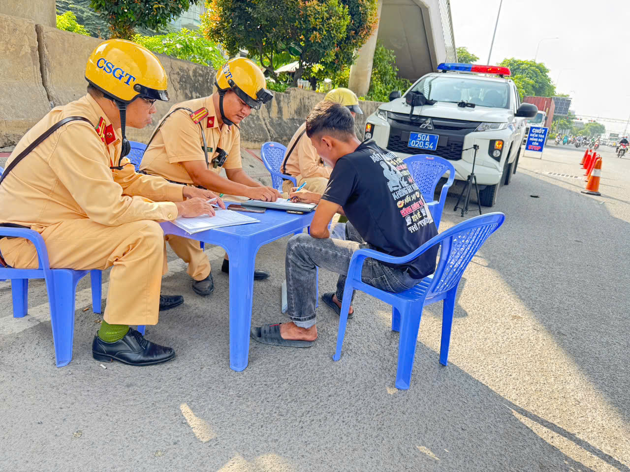 Qua camera buồng lái, CSGT phạt tài xế 5 triệu vì dùng điện thoại khi lái xe  - Ảnh 4.