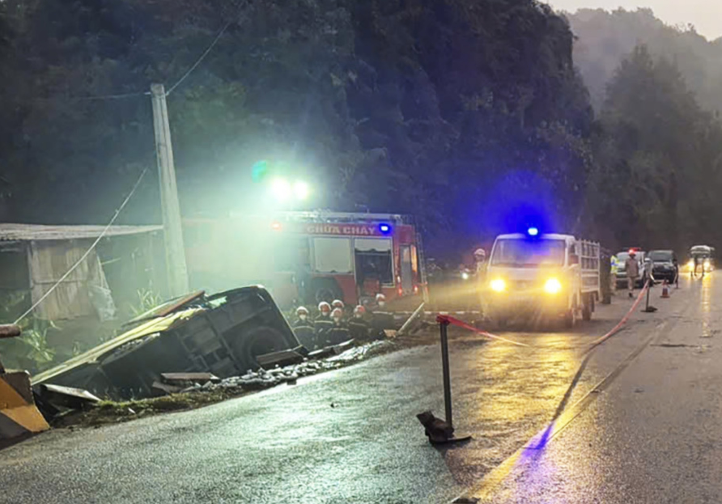 Xe khách chở 18 người lao xuống cống ở Sơn La, 4 người chết - Ảnh 1.