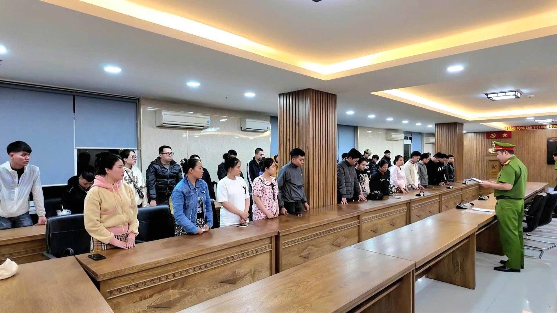 Triệt phá đường dây bán tài khoản ngân hàng, tiếp tay ổ lừa đảo ở Campuchia - Ảnh 1.