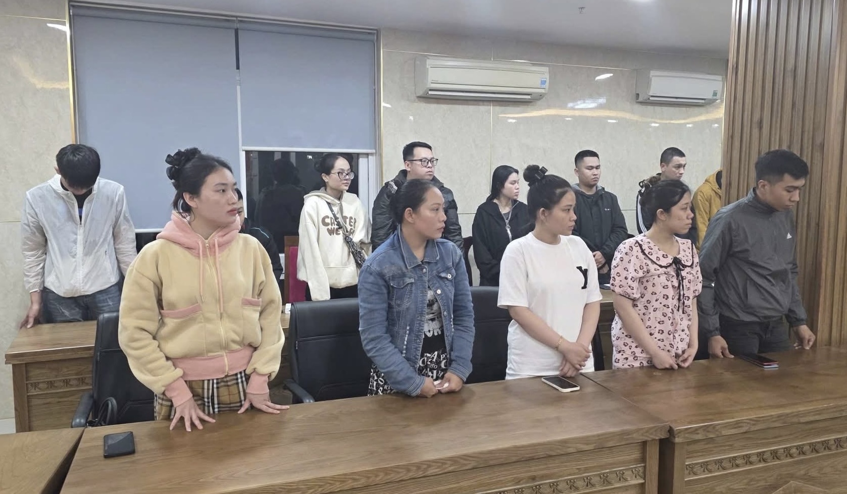 Triệt phá đường dây bán tài khoản ngân hàng, tiếp tay ổ lừa đảo ở Campuchia - Ảnh 2.