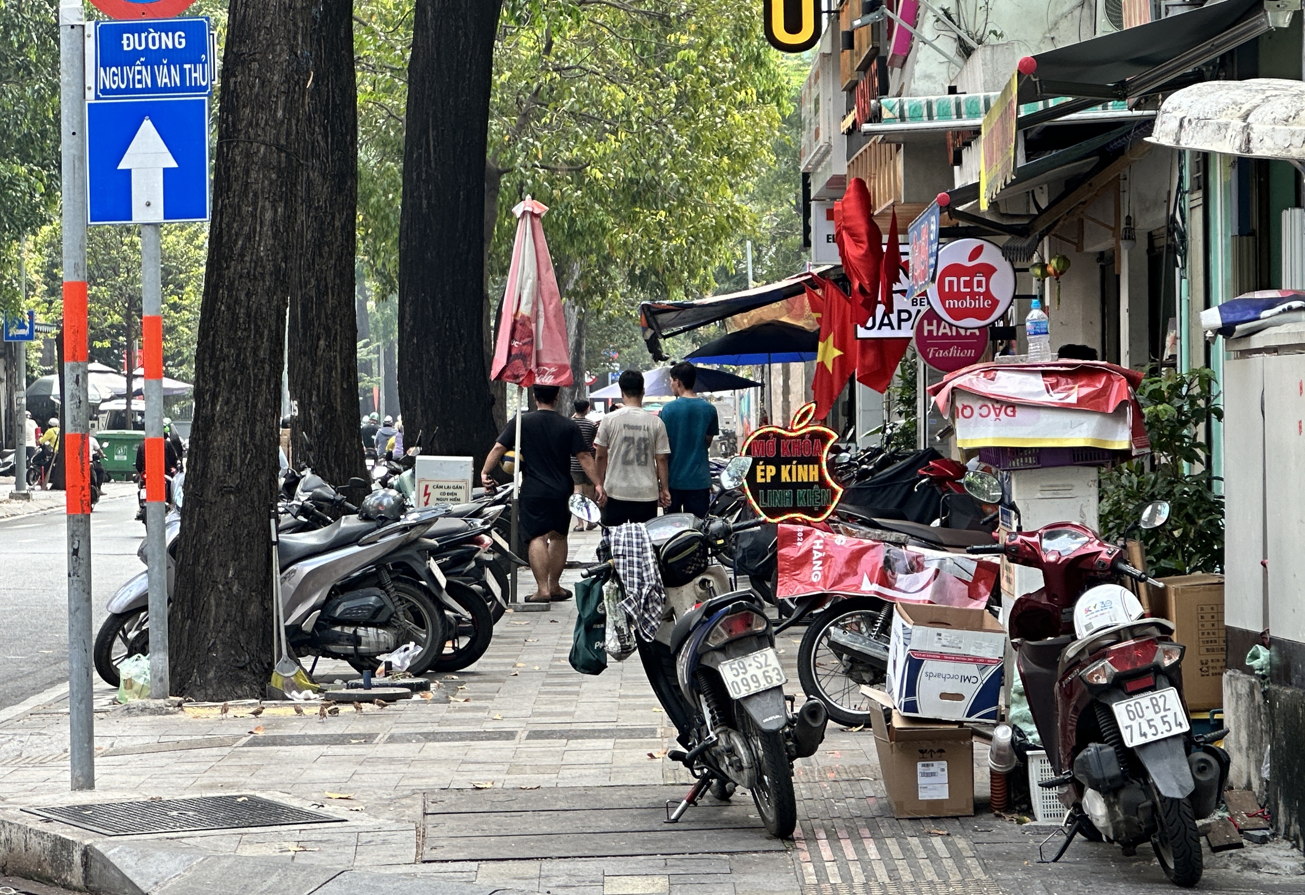 Sau một ng&agrave;y ra qu&acirc;n xử l&yacute; lấn chiếm: Vỉa h&egrave; ở trung t&acirc;m TP.HCM ra sao? - Ảnh 2.