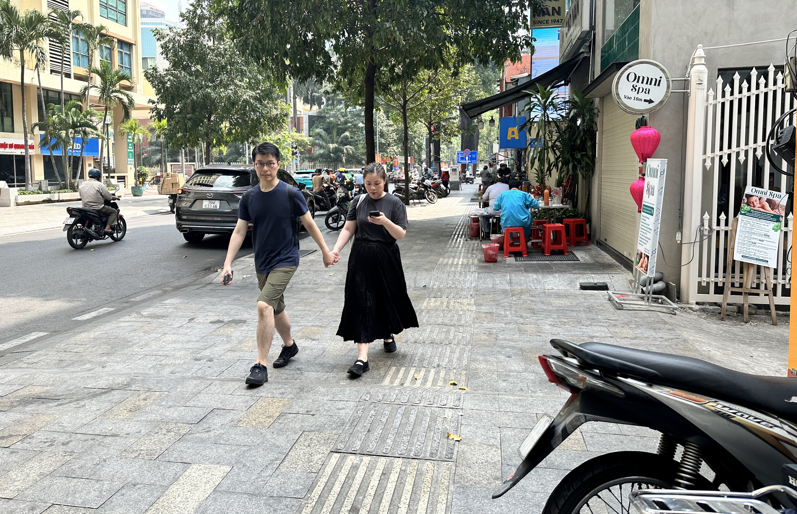 Sau một ng&agrave;y ra qu&acirc;n xử l&yacute; lấn chiếm: Vỉa h&egrave; ở trung t&acirc;m TP.HCM ra sao? - Ảnh 1.