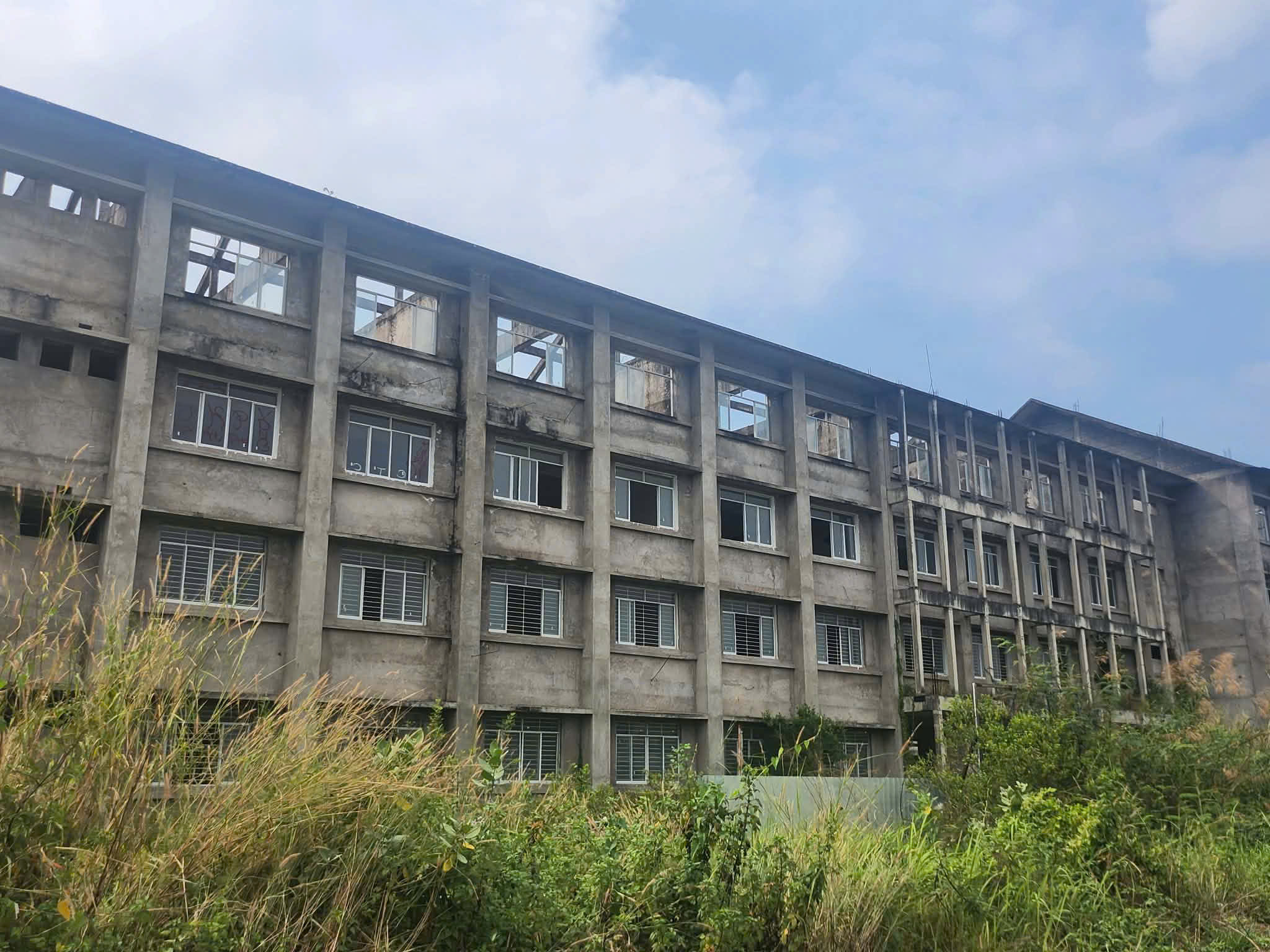 Trường học TP.HCM: Nơi quá tải, xuống cấp, nơi tuyển không đủ chỉ tiêu - Ảnh 1.