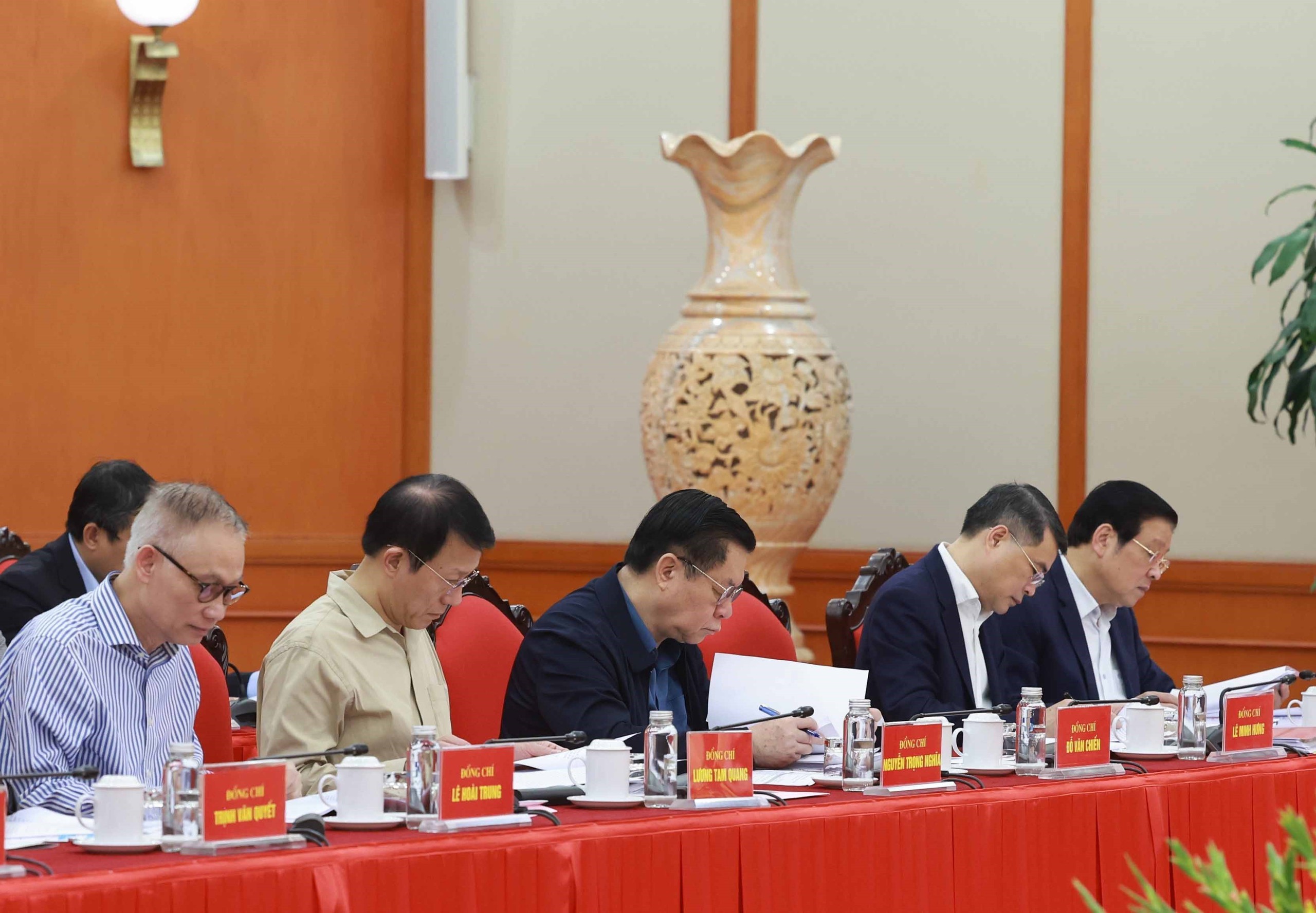 Bảo đảm Văn kiện Đại hội XIV là động lực đổi mới tư duy và hành động phát triển - Ảnh 2.