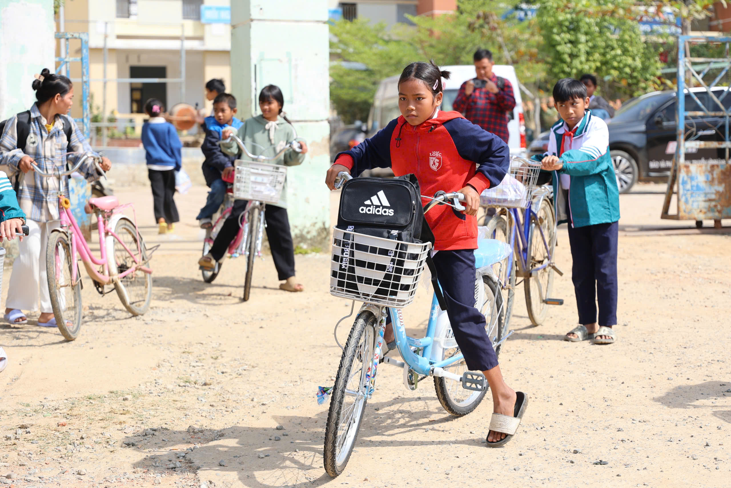 Học sinh khó khăn vùng núi Khánh Hòa nhận quà tết sớm- Ảnh 9.