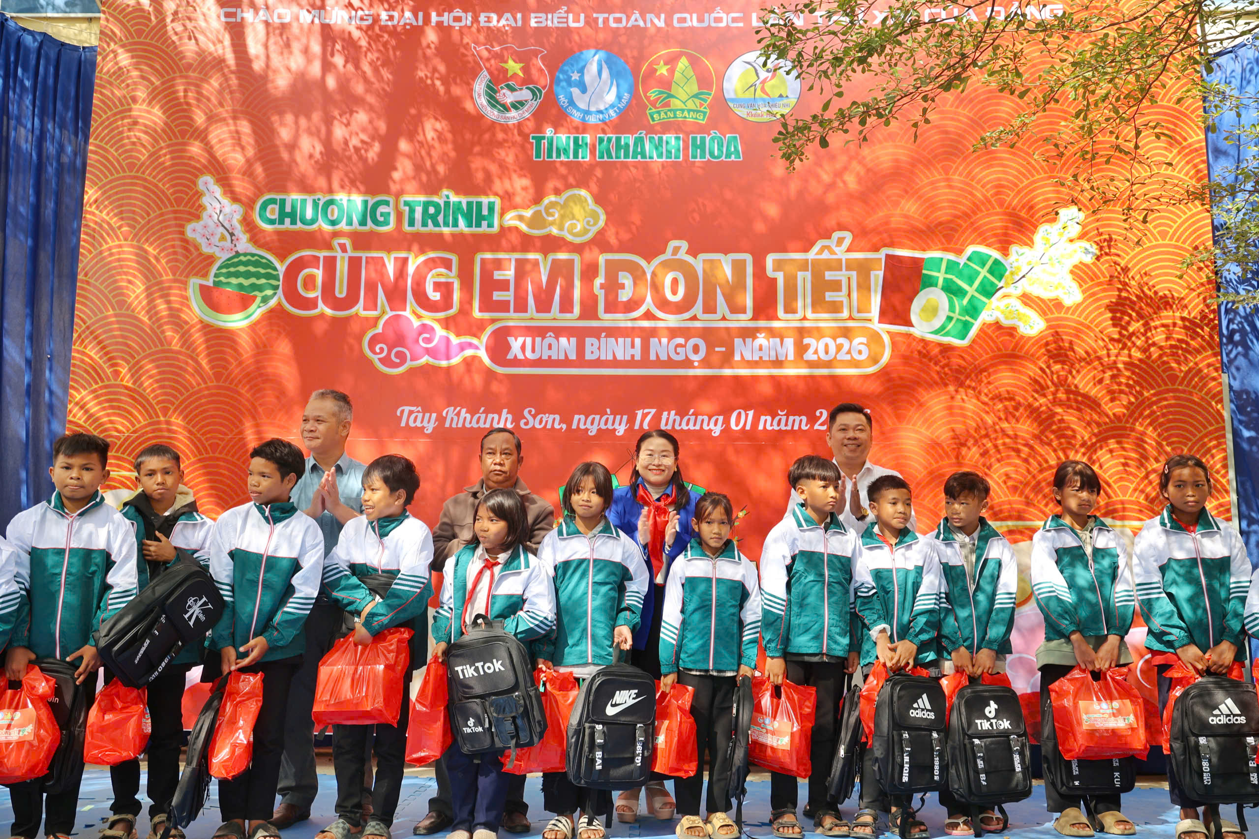 Học sinh khó khăn vùng núi Khánh Hòa nhận quà tết sớm- Ảnh 1.