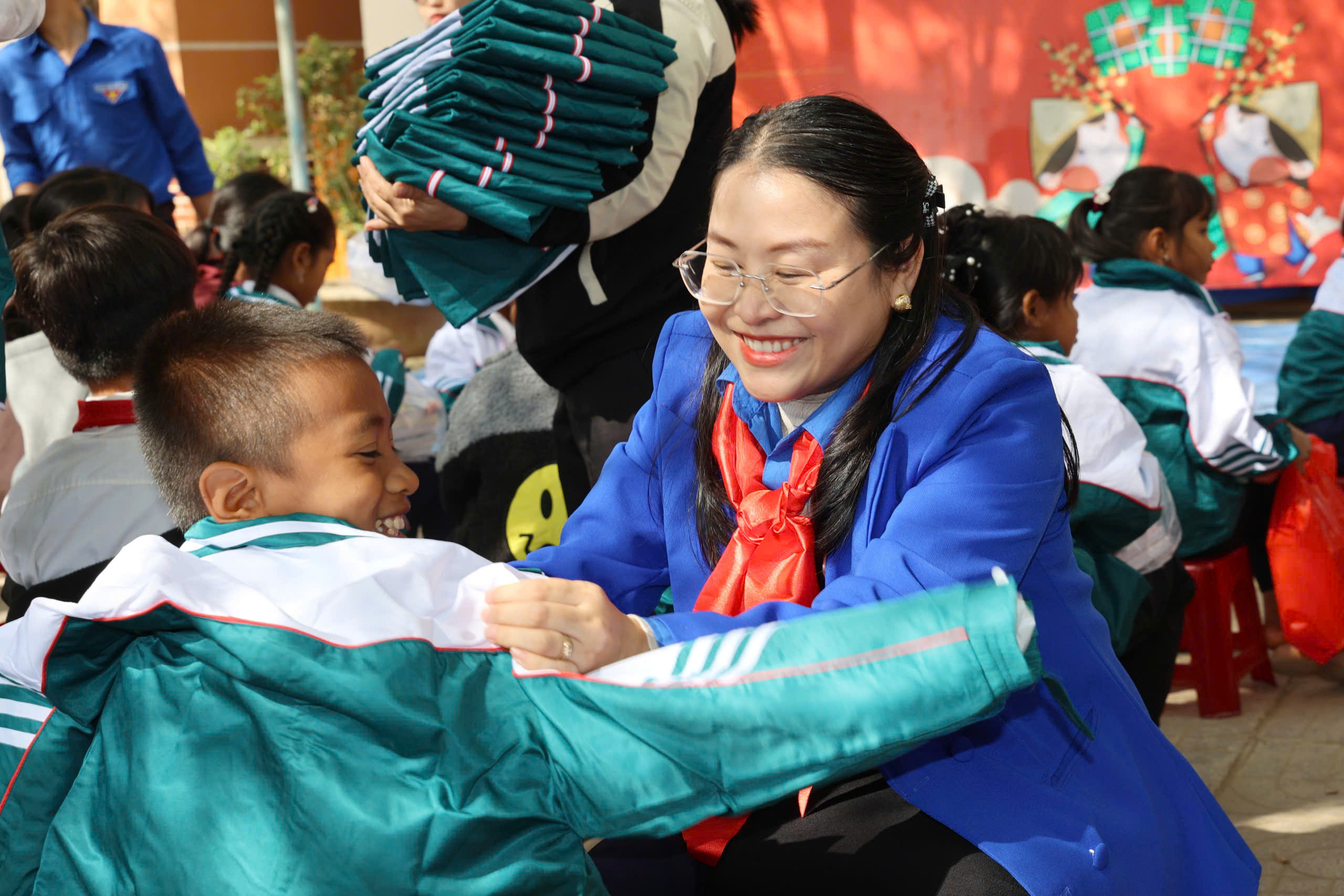 Học sinh khó khăn vùng núi Khánh Hòa nhận quà tết sớm- Ảnh 6.