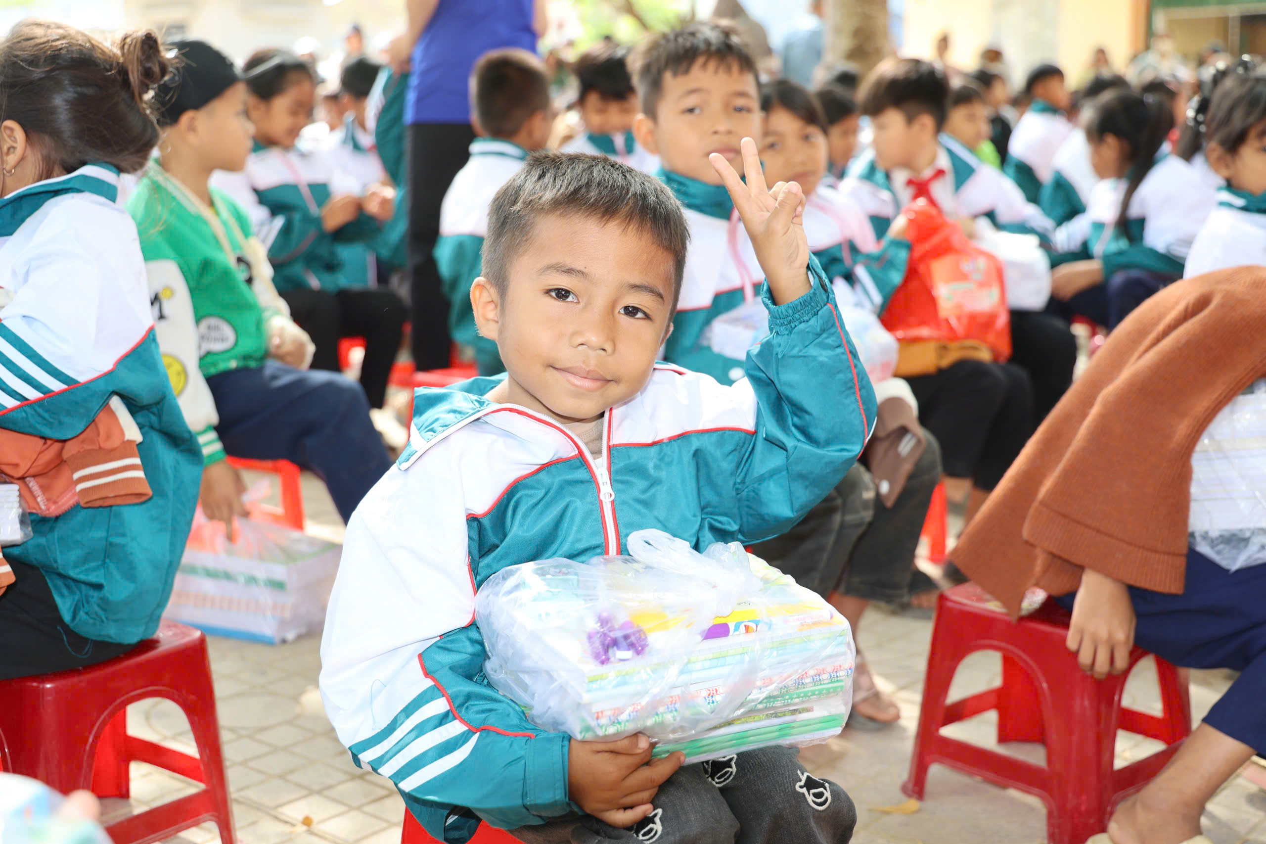 Học sinh khó khăn vùng núi Khánh Hòa nhận quà tết sớm- Ảnh 7.