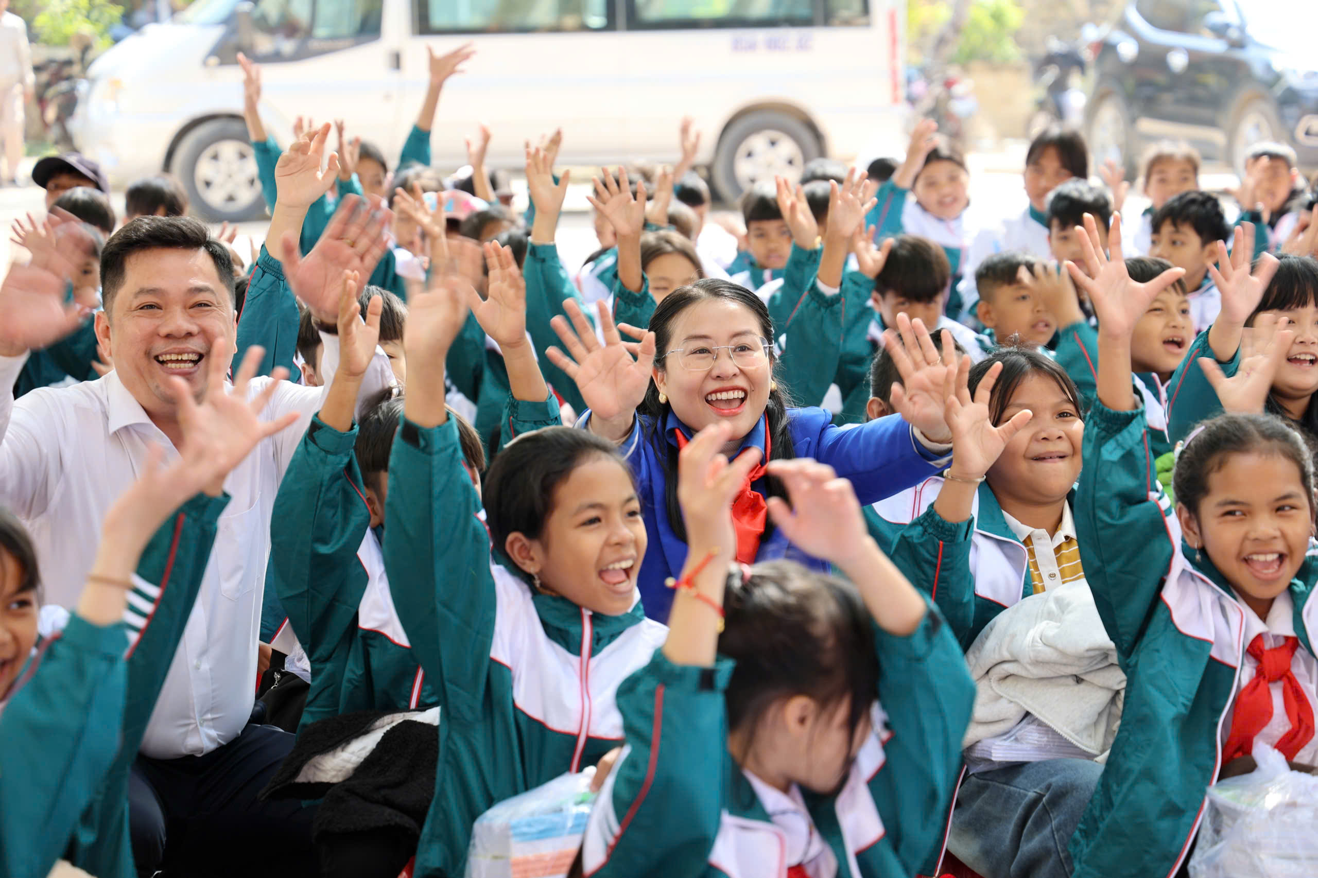 Học sinh khó khăn vùng núi Khánh Hòa nhận quà tết sớm- Ảnh 10.