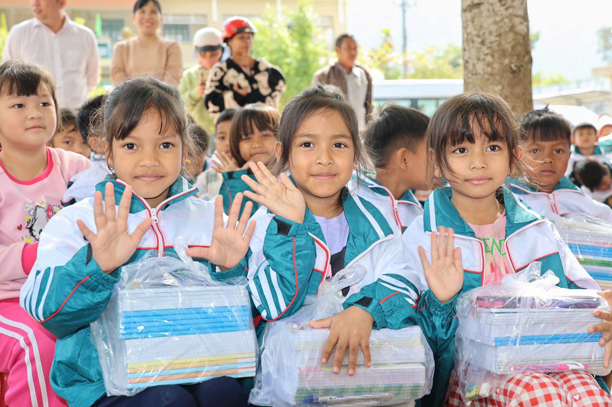 Học sinh khó khăn vùng núi Khánh Hòa nhận quà tết sớm- Ảnh 4.