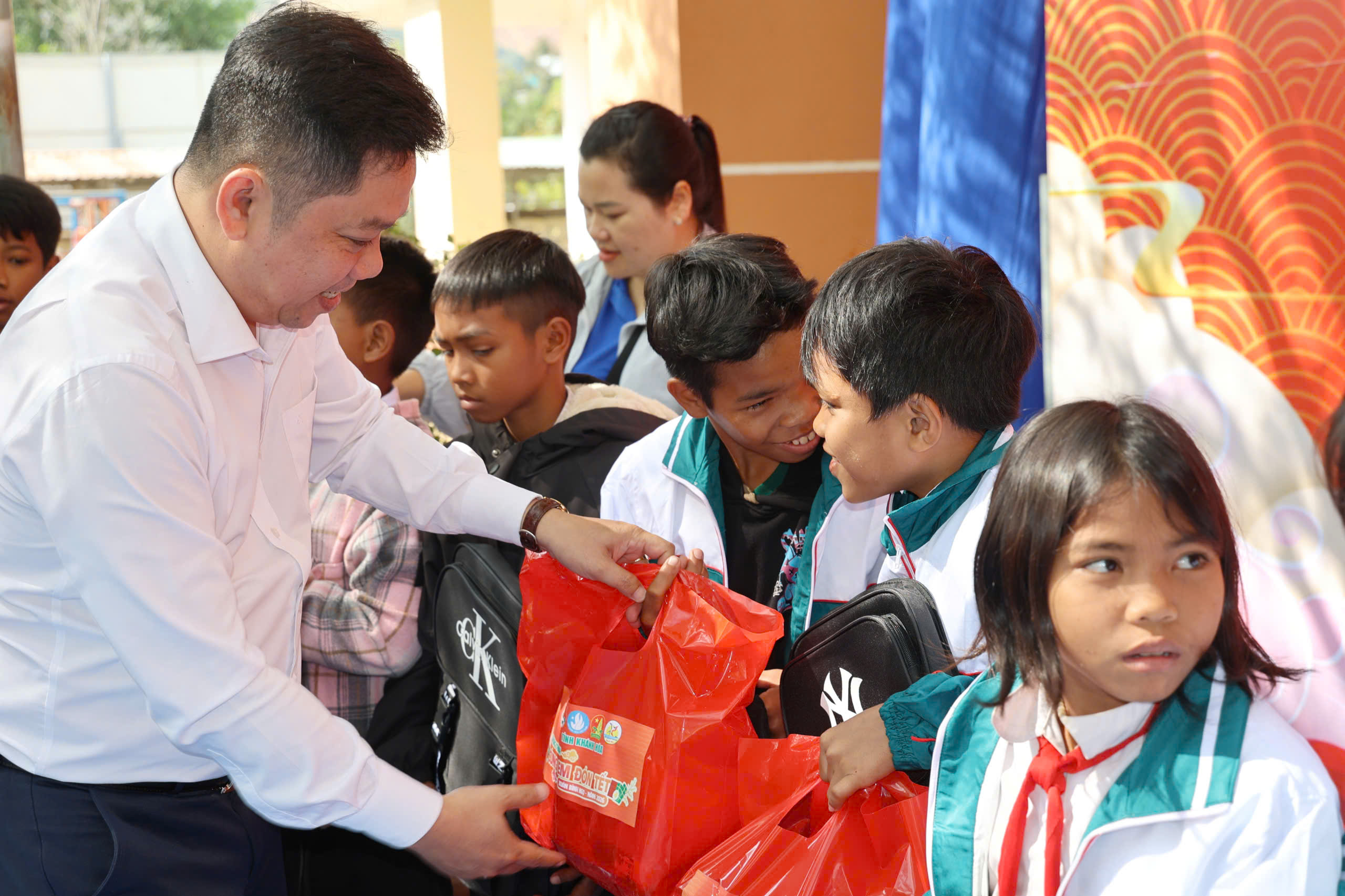 Học sinh khó khăn vùng núi Khánh Hòa nhận quà tết sớm- Ảnh 3.