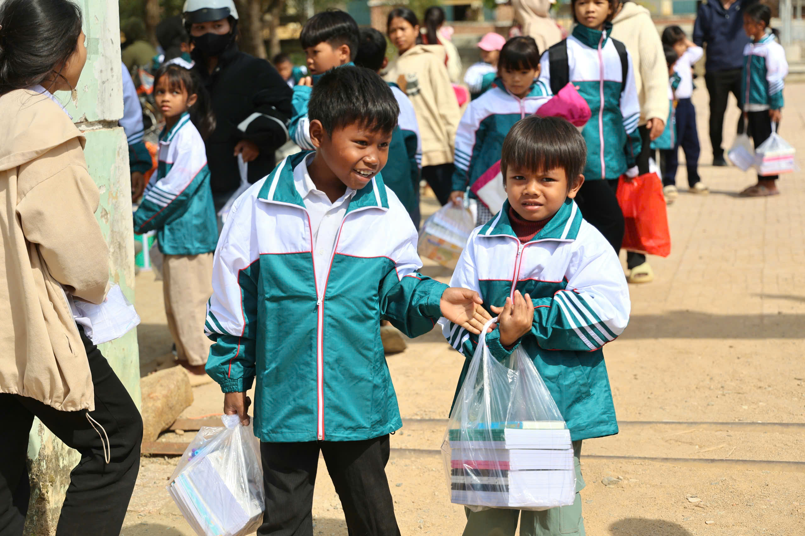 Học sinh khó khăn vùng núi Khánh Hòa nhận quà tết sớm- Ảnh 8.