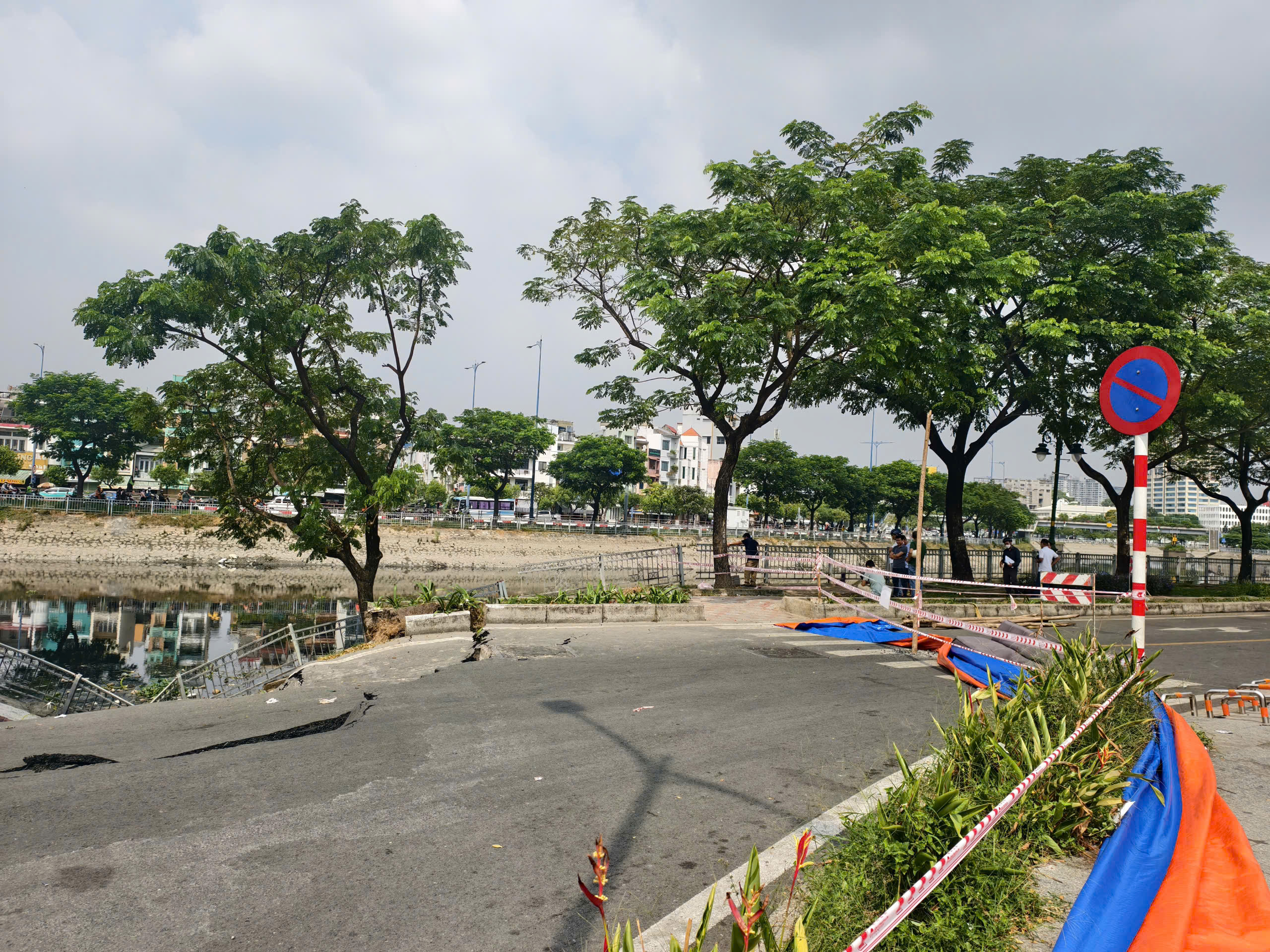 Sụt lún kênh Tàu Hủ, TP.HCM: Phường Chánh Hưng báo cáo nhanh- Ảnh 3.