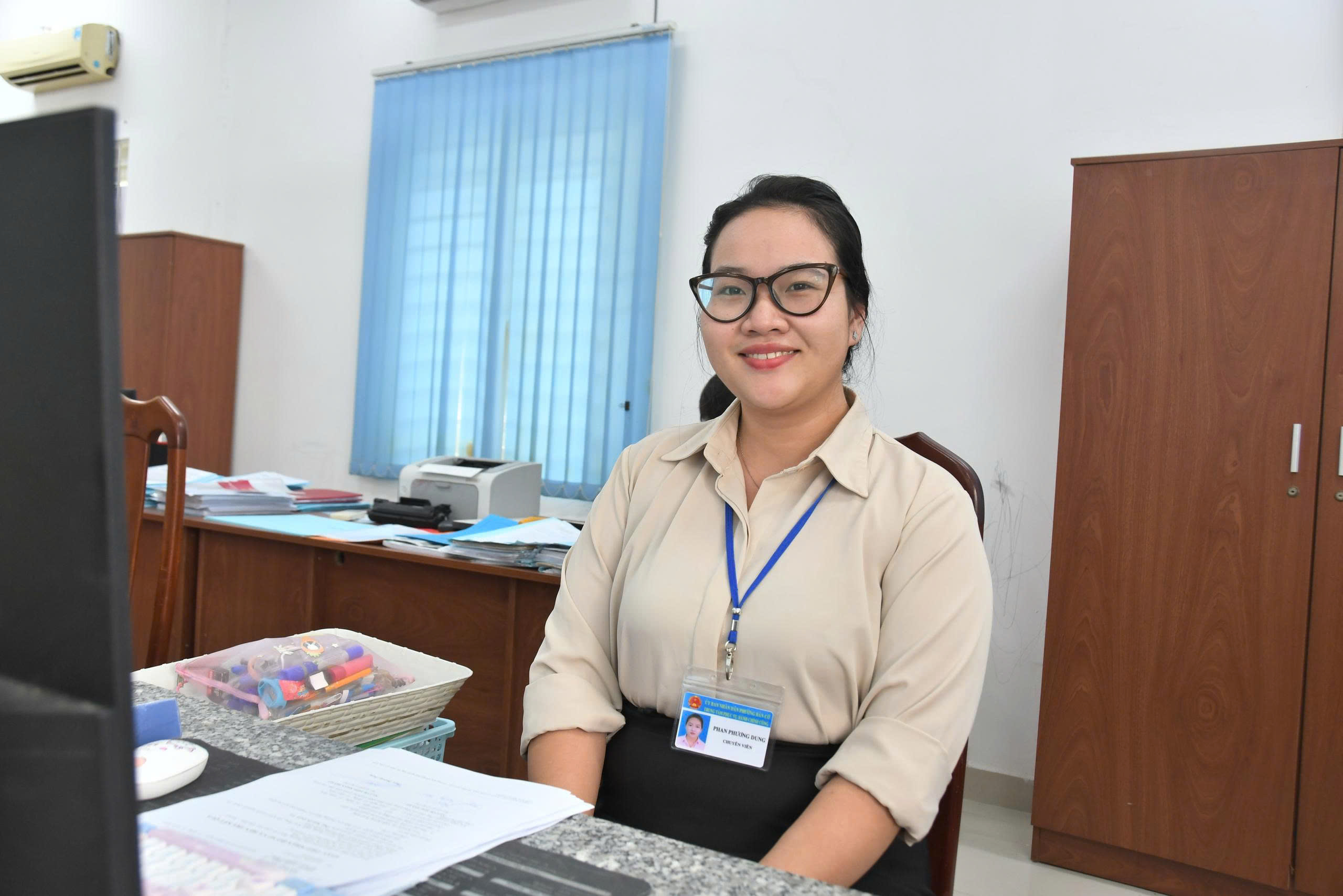 Nụ cười c&ocirc;ng chức v&agrave; c&aacute;ch n&ecirc;u gương từ b&agrave;n tiếp d&acirc;n - Ảnh 2.