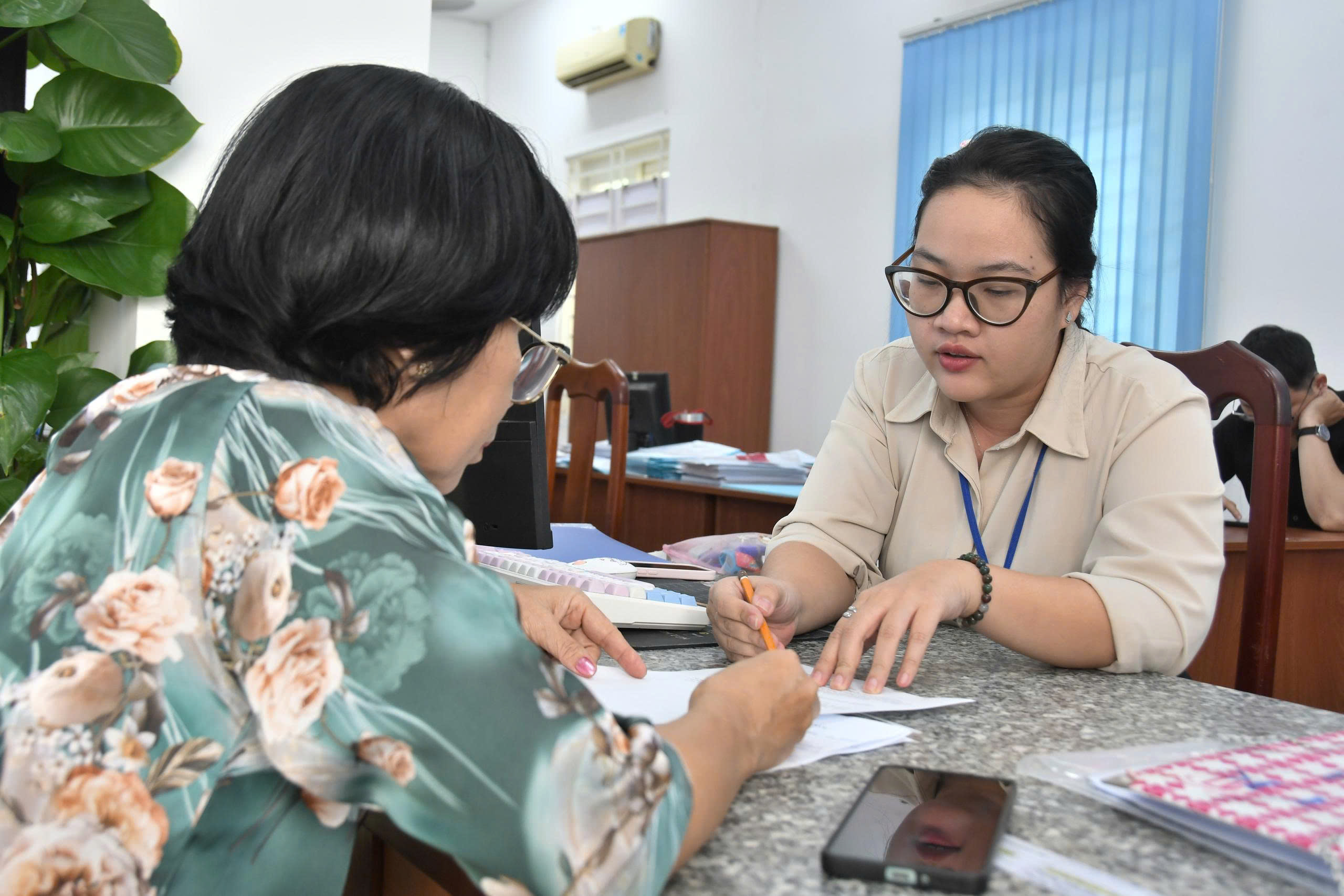 Nụ cười c&ocirc;ng chức v&agrave; c&aacute;ch n&ecirc;u gương từ b&agrave;n tiếp d&acirc;n - Ảnh 1.