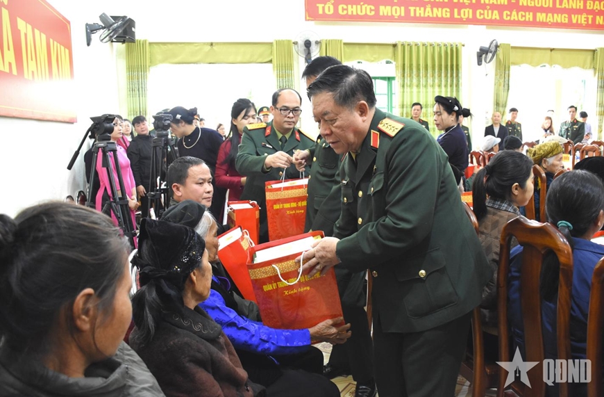 X&acirc;y dựng Qu&acirc;n đội vững mạnh v&agrave; mẫu mực đ&aacute;p ứng y&ecirc;u cầu nhiệm vụ mới - Ảnh 2.