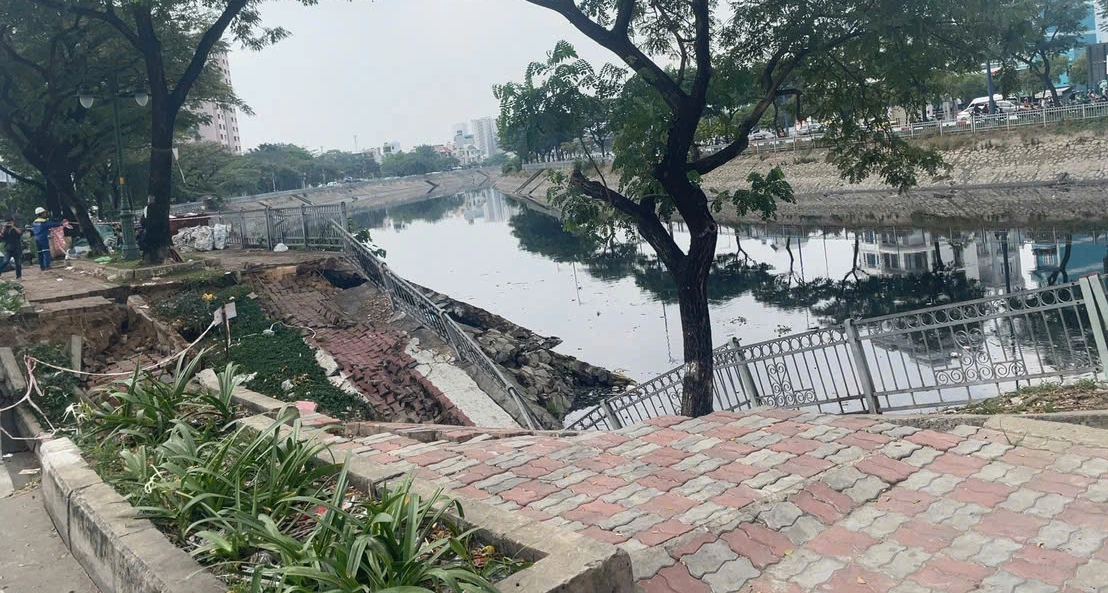 TP.HCM: Sụt lún nghiêm trọng ven bờ kênh Tàu Hủ, cơ quan chức năng đang khắc phục - Ảnh 1.