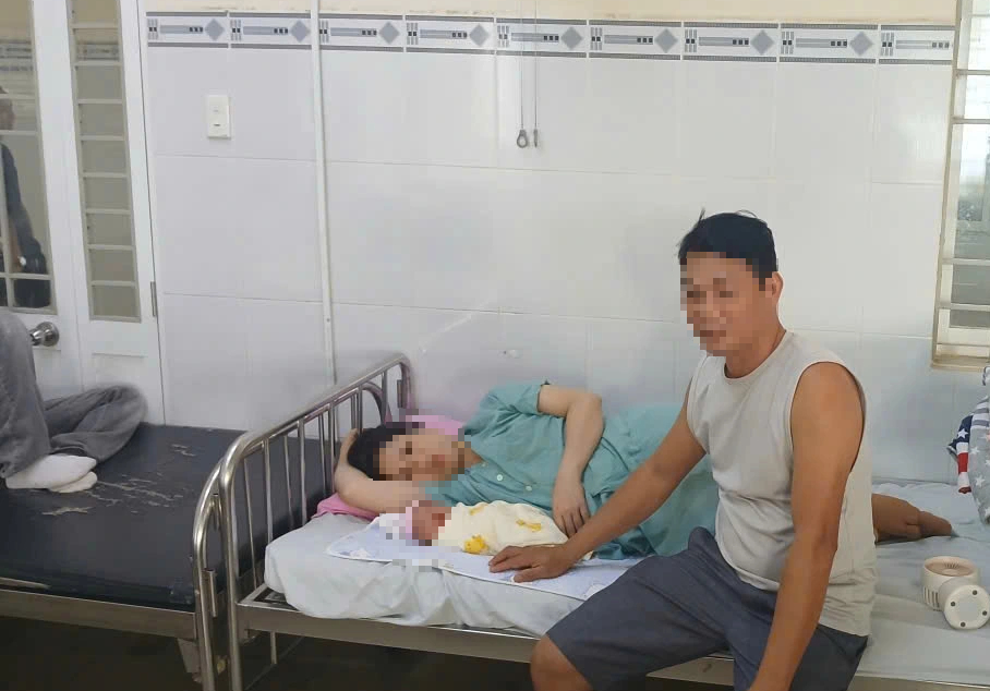Bị trung tâm y tế từ chối, người đàn ông ở TP.HCM phải đỡ đẻ cho vợ trên taxi- Ảnh 1.