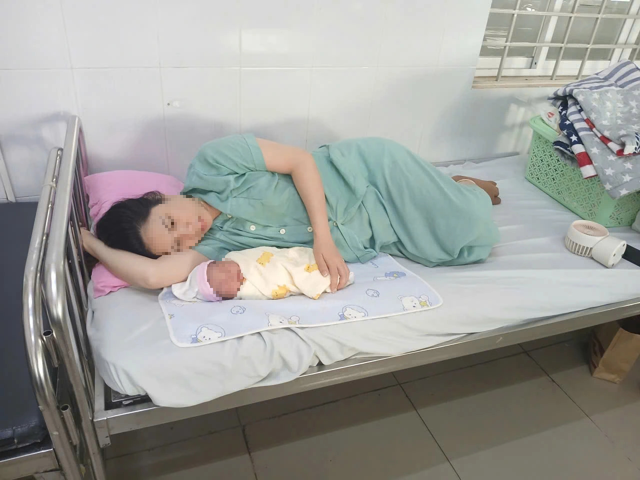 Bị trung tâm y tế từ chối, người đàn ông ở TP.HCM phải đỡ đẻ cho vợ trên taxi- Ảnh 2.