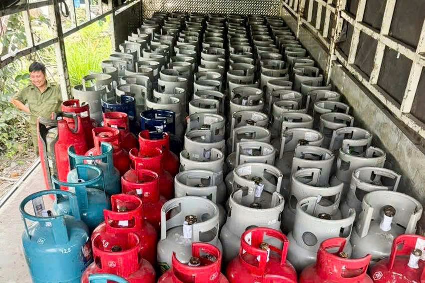 Phát hiện, tạm giữ hơn 380 bình gas không rõ nguồn gốc ở Tây Ninh- Ảnh 1.