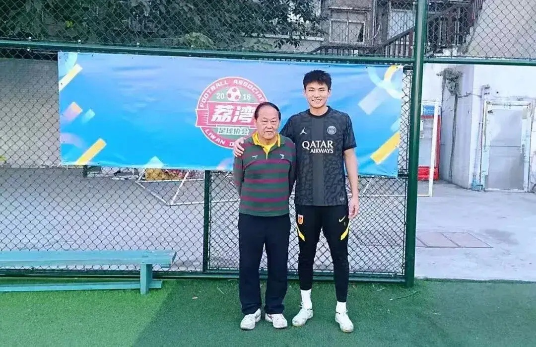 Thú vị hình ảnh Li Hao thời ‘xa lắc’, thầy cũ hé lộ nhiều chuyện về thủ môn U.23 Trung Quốc
- Ảnh 2.