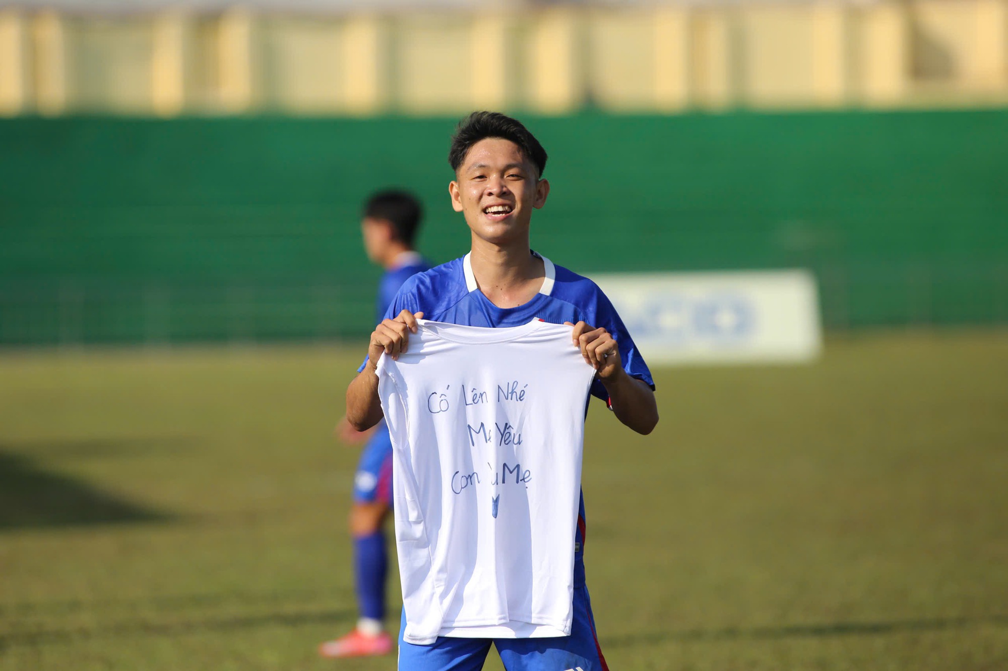 Cảm xúc chiến thắng vỡ òa trên sân Quân khu 5: Tình mẫu tử lay động sân cỏ- Ảnh 5.