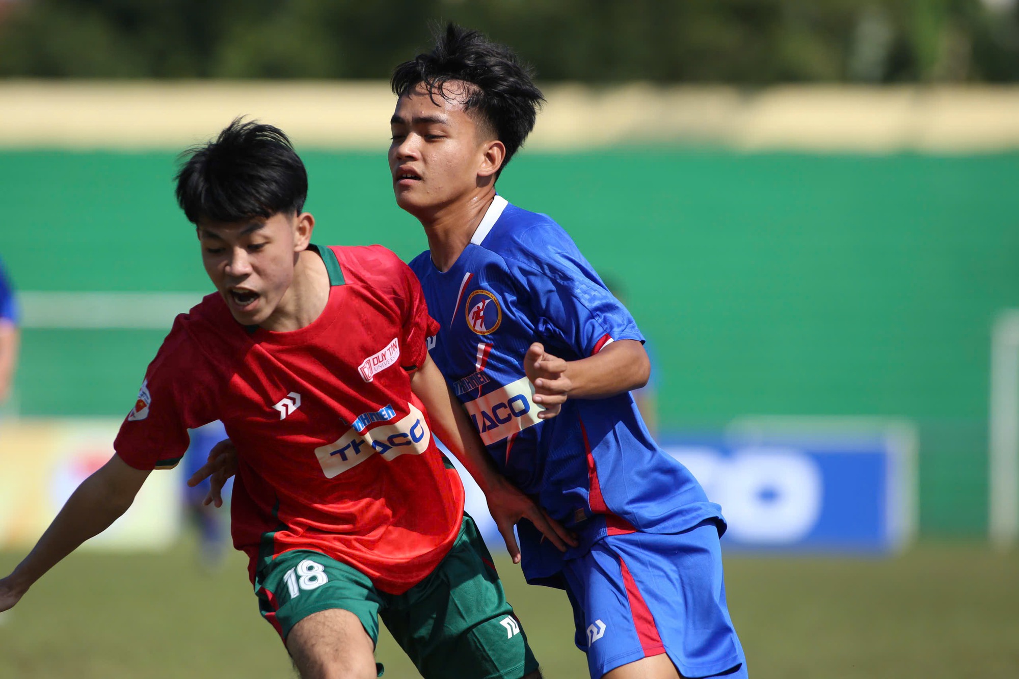 Cảm xúc chiến thắng vỡ òa trên sân Quân khu 5: Tình mẫu tử lay động sân cỏ- Ảnh 3.