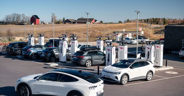 Xe điện to&agrave;n cầu tăng trưởng kỷ lục, Việt Nam l&agrave; 'ng&ocirc;i sao đang l&ecirc;n'- Ảnh 1.