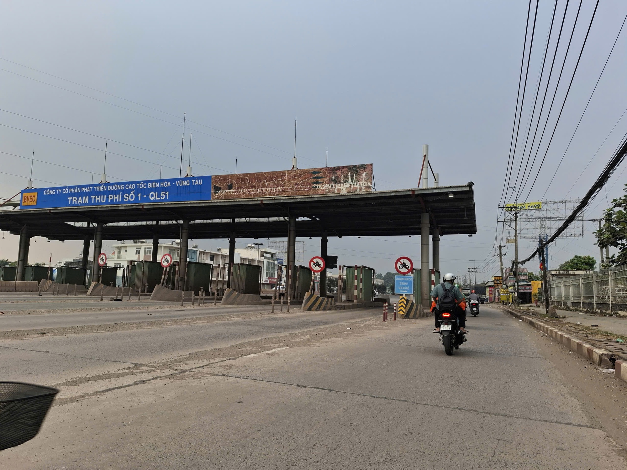 Trạm thu ph&iacute; tr&ecirc;n QL51 bỏ kh&ocirc;ng, cản trở giao th&ocirc;ng- Ảnh 1.