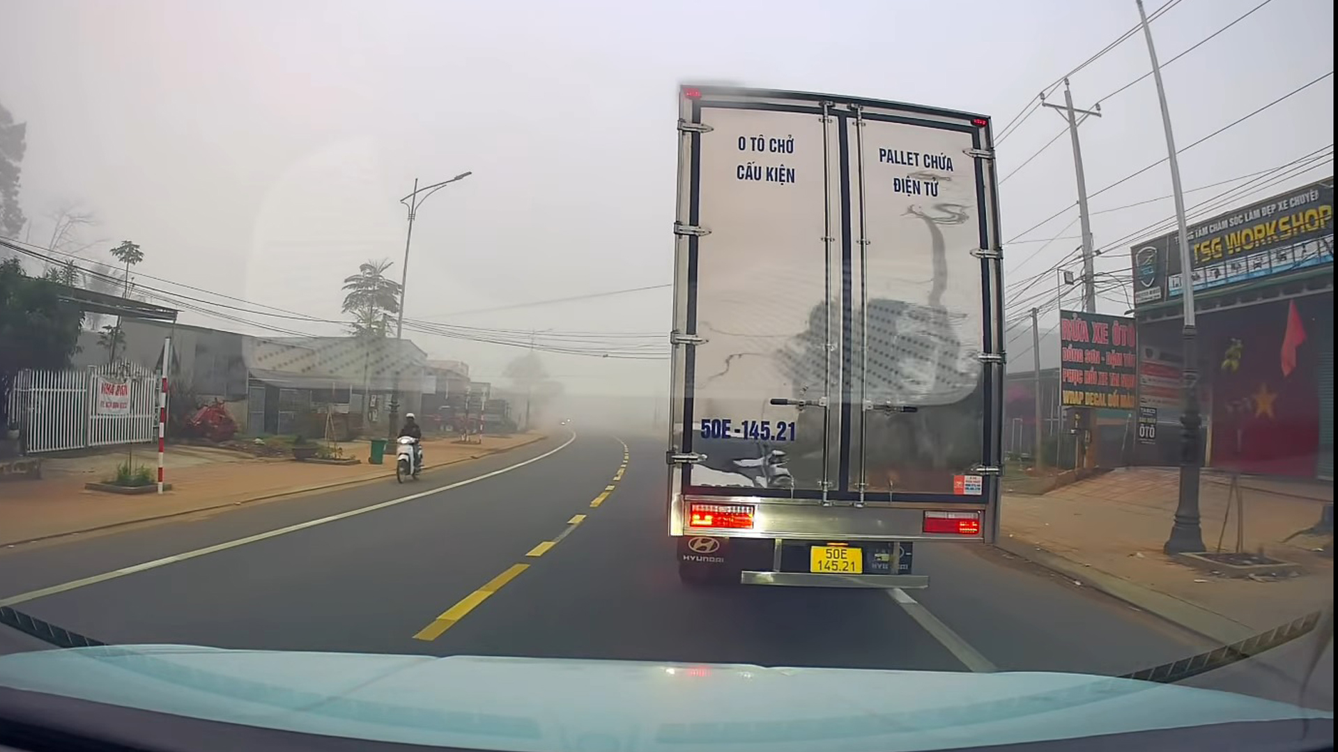 Cay cú vì không được nhường đường, xe tải lạng lách ‘cà khịa’ ô tô con - Ảnh 1.