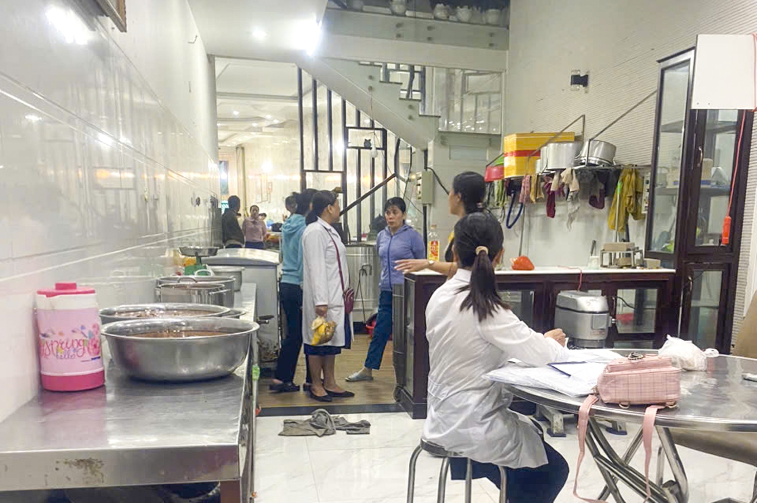 Cơ sở bánh mì gây ngộ độc hàng loạt ở Quảng Ngãi: Phạt hơn 213 triệu đồng - Ảnh 3.