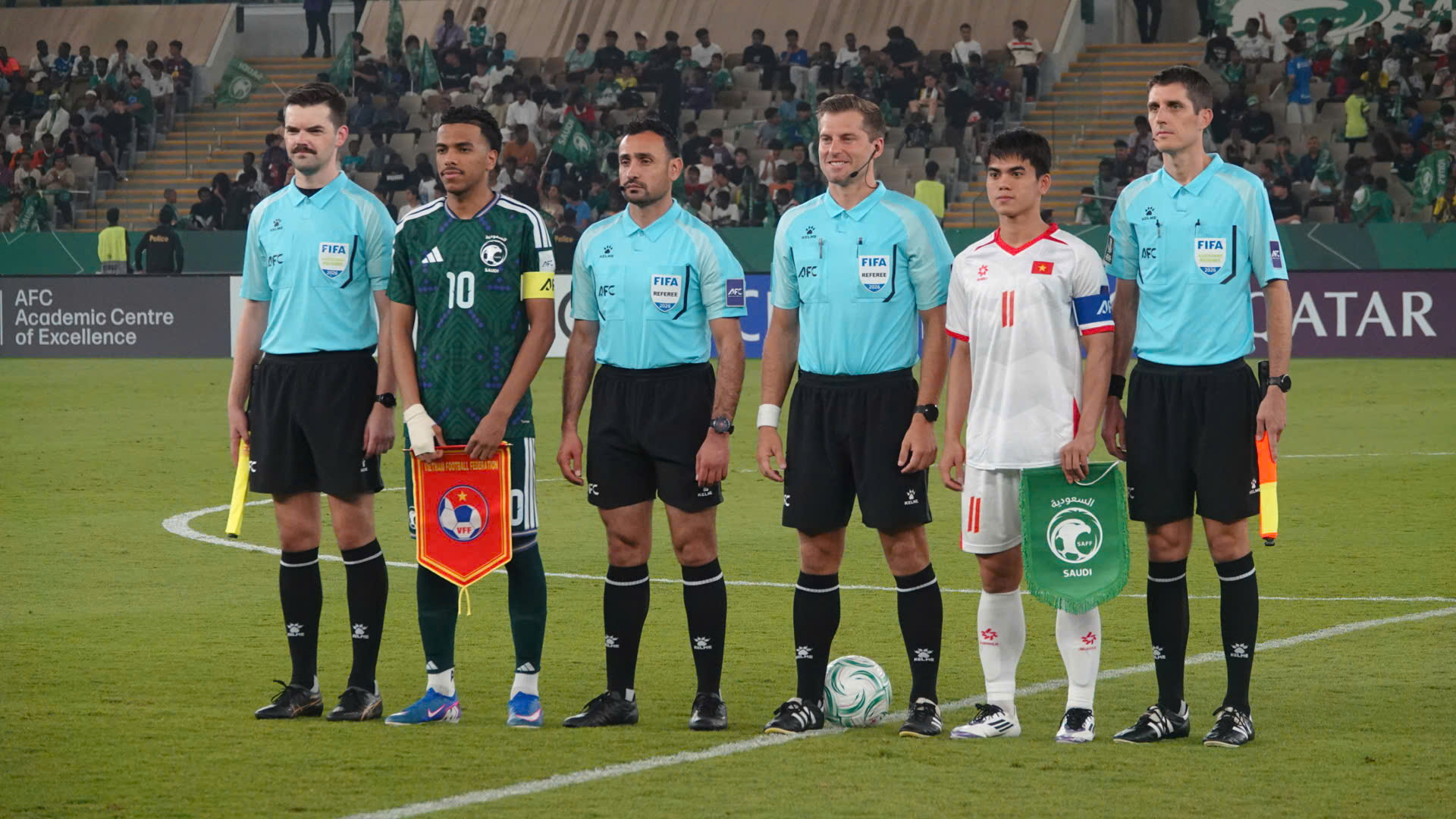 Lộ danh tính trọng tài Úc và tổ VAR trận U.23 Việt Nam đấu Trung Quốc: Gương mặt thân quen- Ảnh 1.