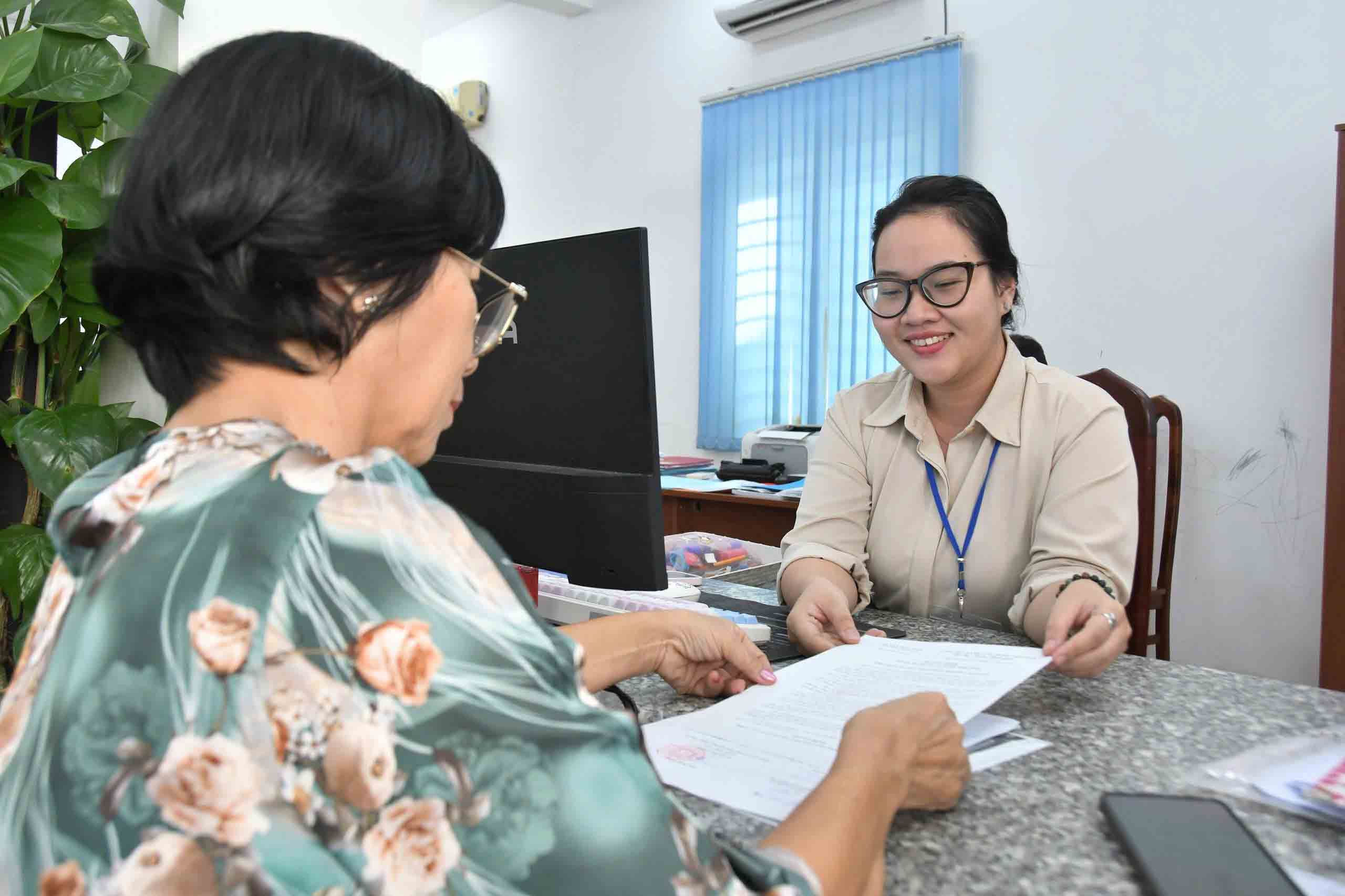 Nụ cười c&ocirc;ng chức v&agrave; c&aacute;ch n&ecirc;u gương từ B&agrave;n tiếp d&acirc;n trong giới trẻ - Ảnh 1.