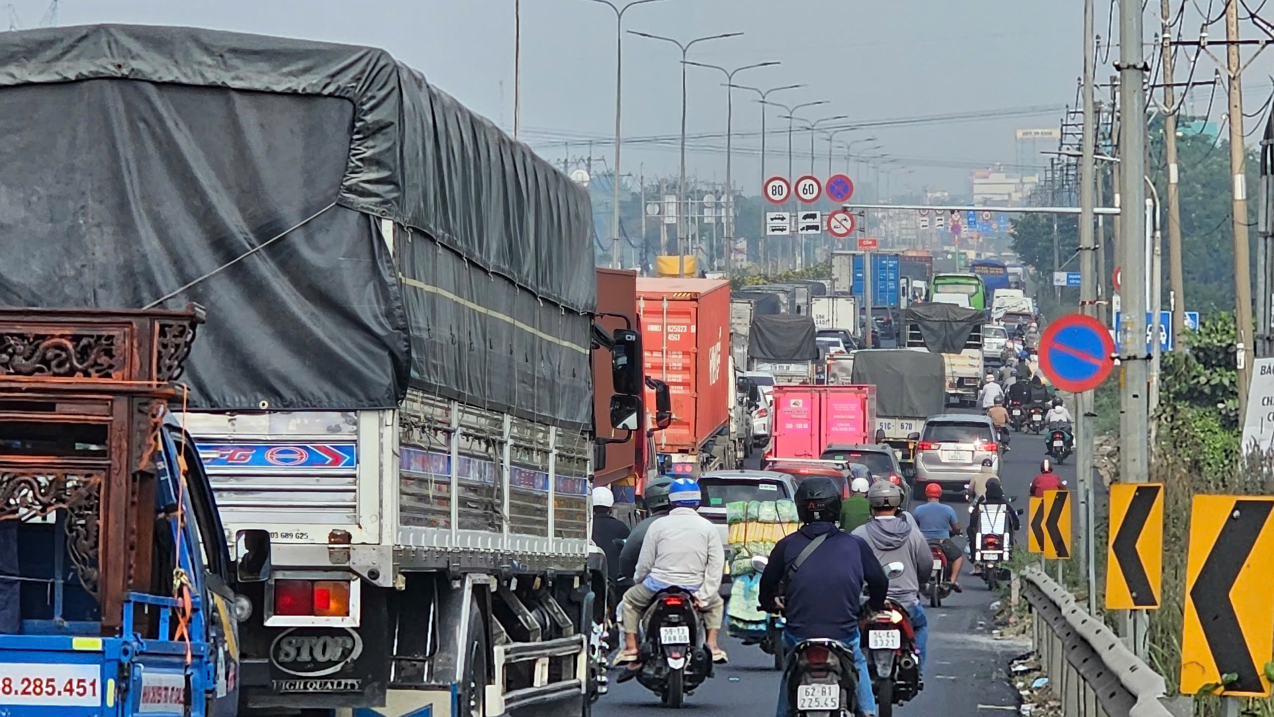 Lật xe tải, cửa ngõ tây bắc TP.HCM ùn xe kéo dài- Ảnh 2.