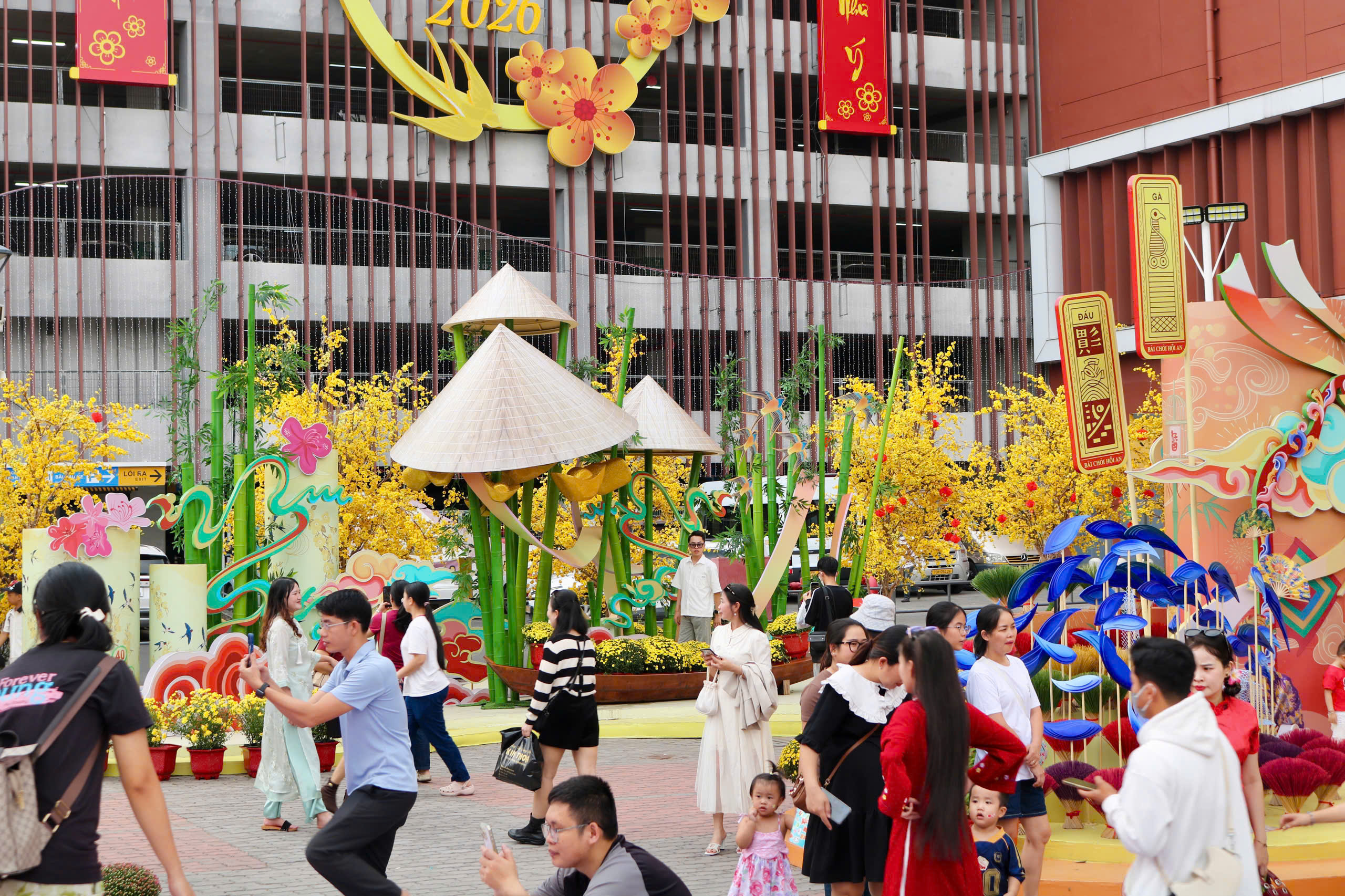 Địa điểm chụp ảnh tết ngay th&agrave;nh phố vừa mở cửa, c&oacute; linh vật Tết B&iacute;nh Ngọ - Ảnh 2.